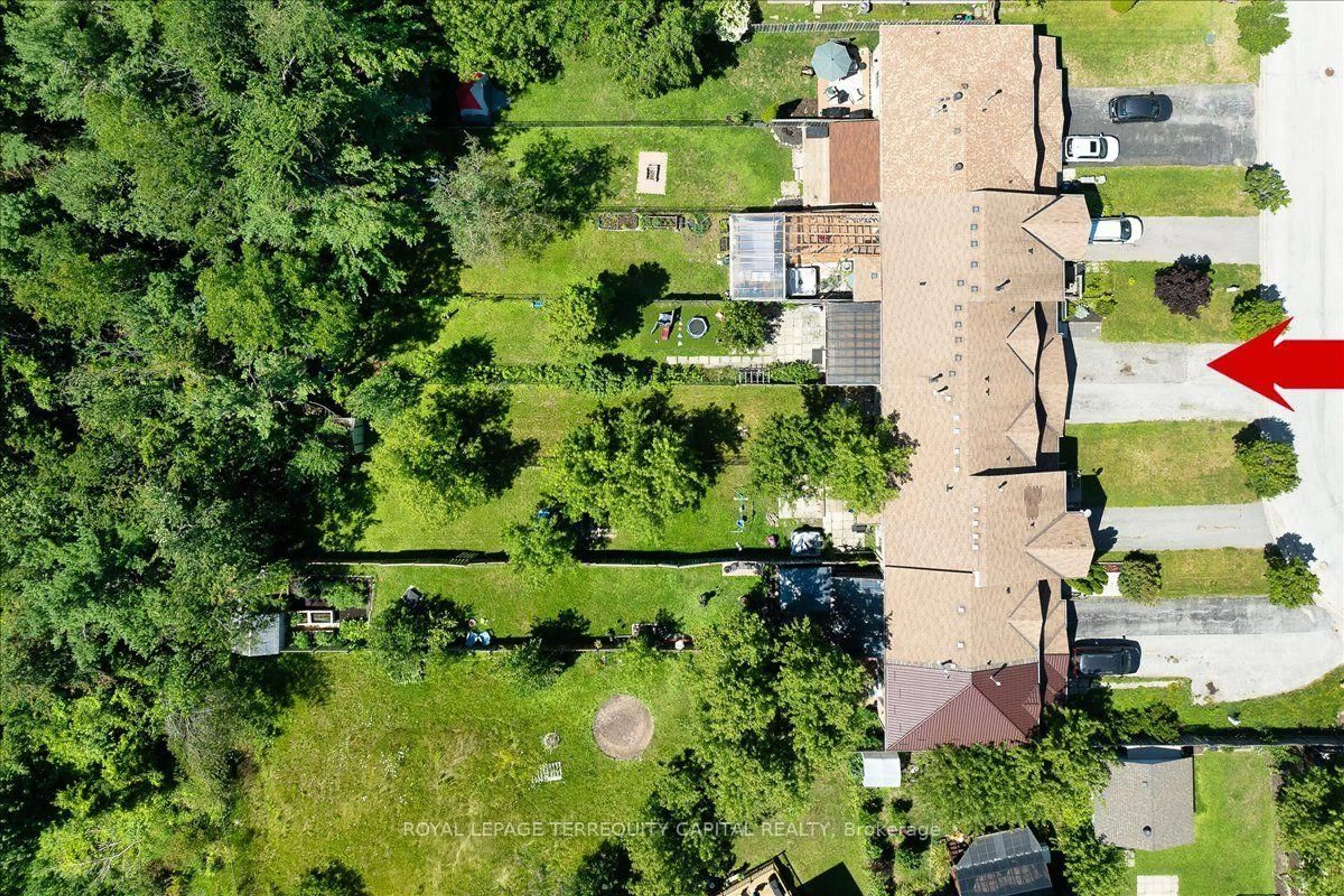 A pic from outside/outdoor area/front of a property/back of a property/a pic from drone, unknown for 9 Seymour Cres, Barrie Ontario L4N 8N4