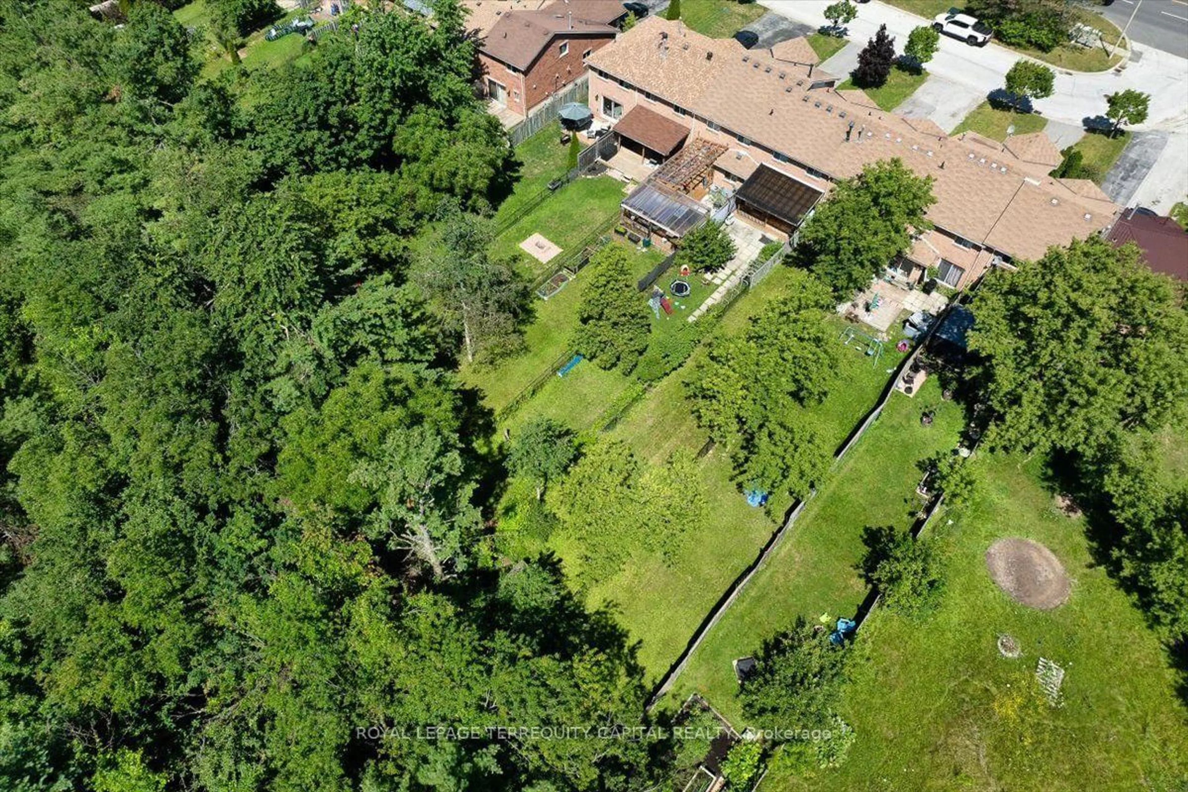 A pic from outside/outdoor area/front of a property/back of a property/a pic from drone, street for 9 Seymour Cres, Barrie Ontario L4N 8N4