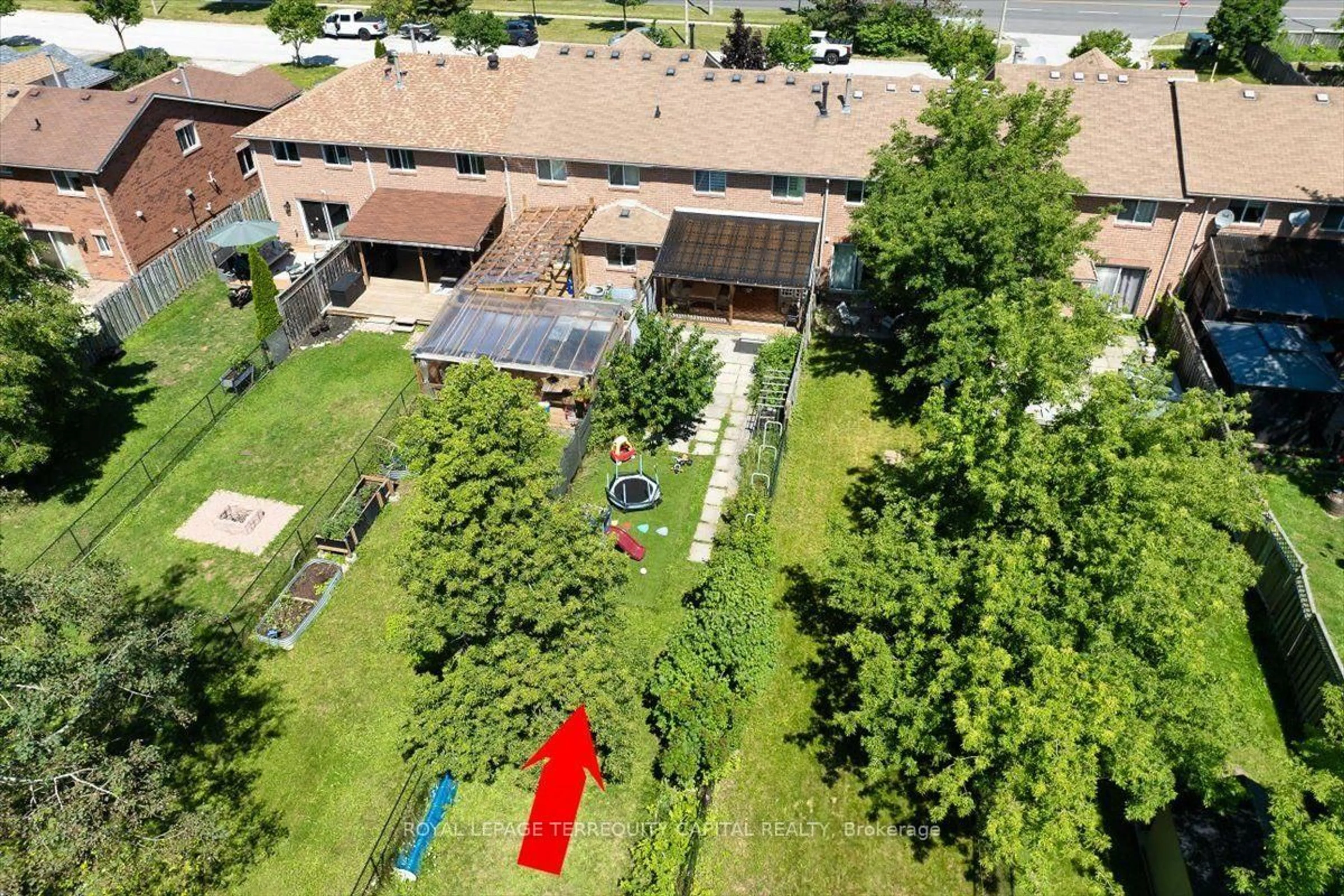 A pic from outside/outdoor area/front of a property/back of a property/a pic from drone, unknown for 9 Seymour Cres, Barrie Ontario L4N 8N4