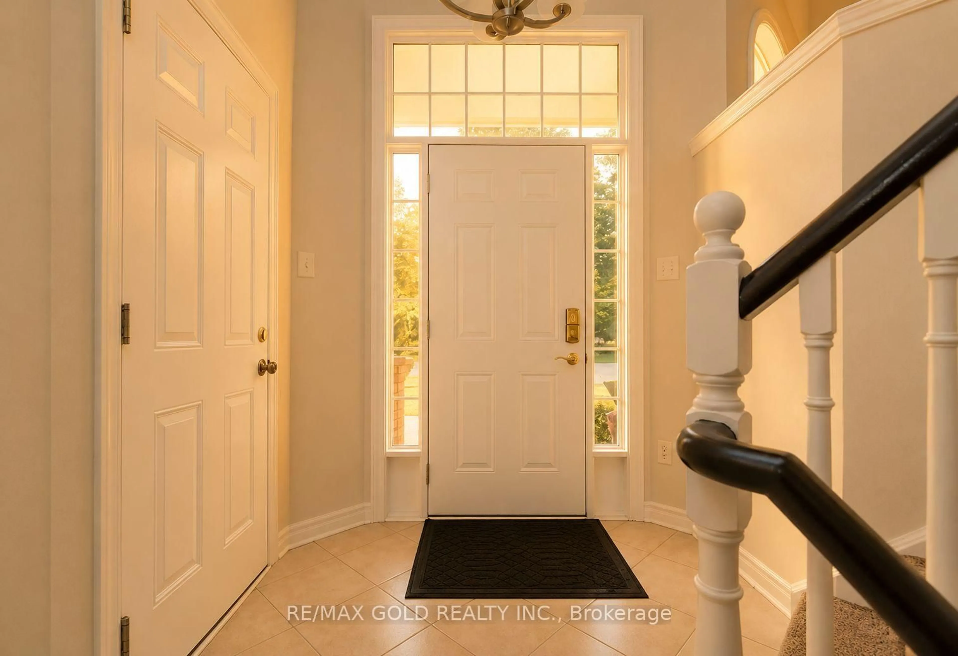 Indoor entryway for 117 Wawinet St, Midland Ontario L4R 5A9