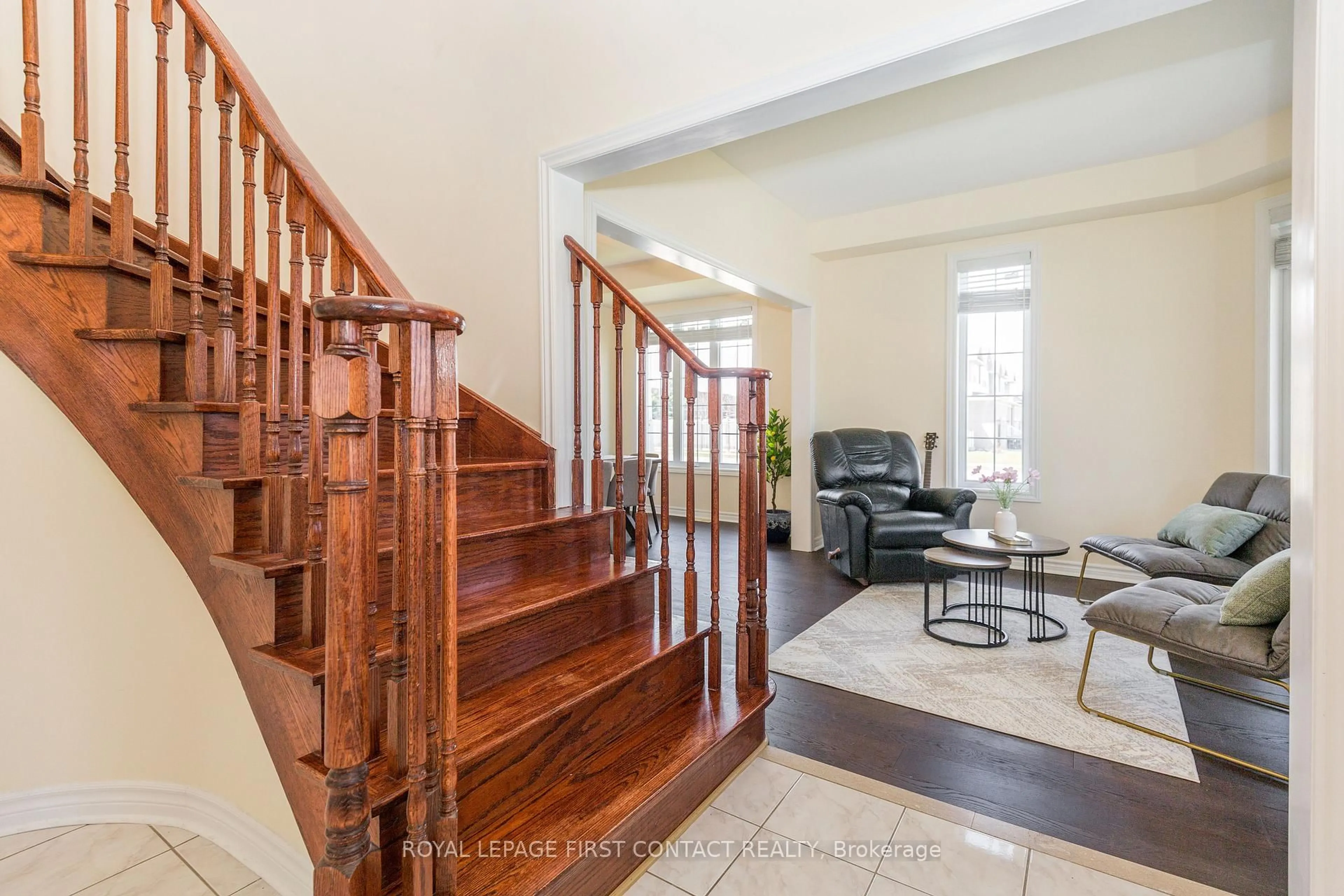 Indoor entryway for 1 Griffin Gate, Barrie Ontario L4M 7G4