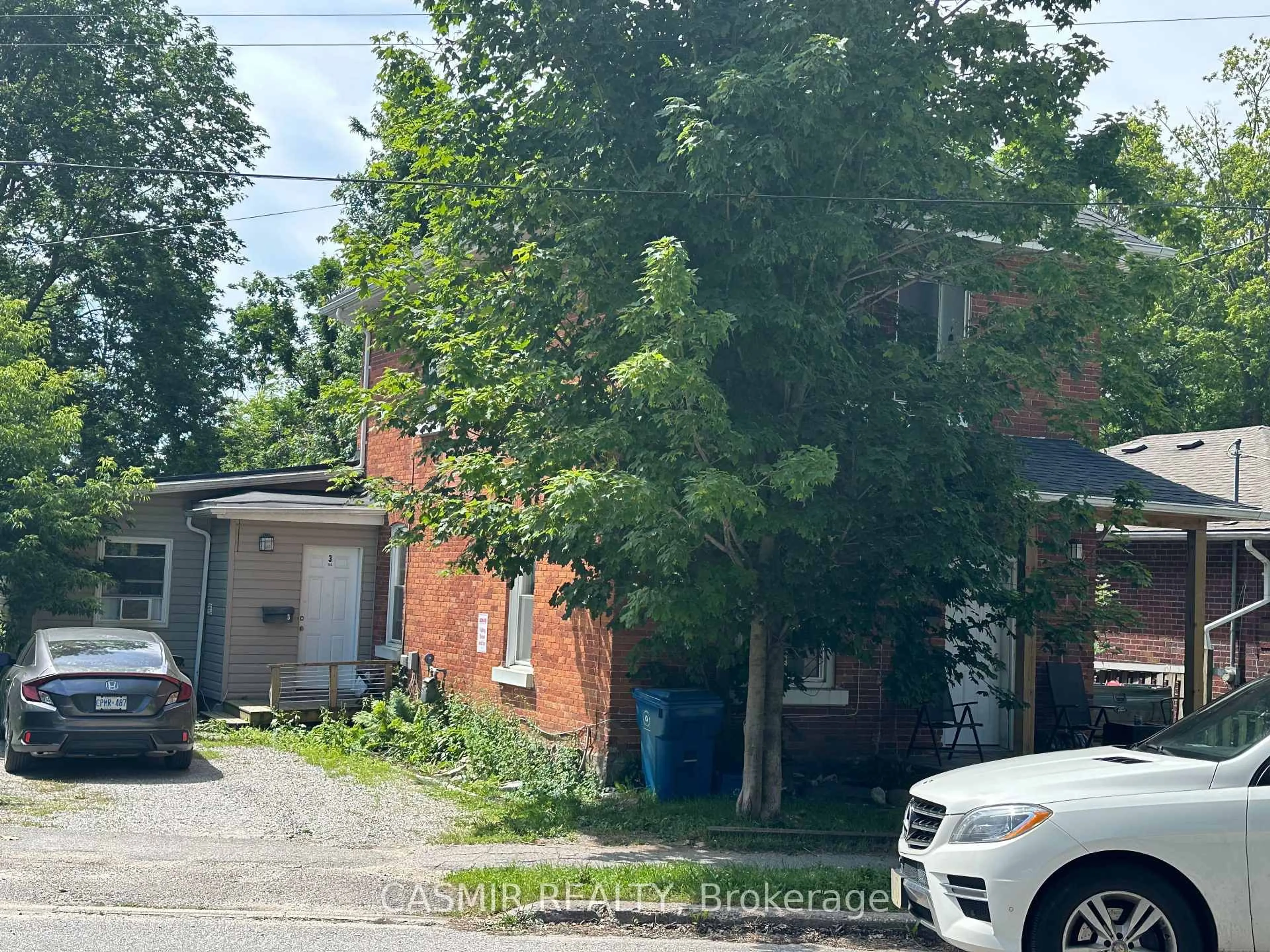 A pic from outside/outdoor area/front of a property/back of a property/a pic from drone, street for 199 Nottawasaga St, Orillia Ontario L3V 3K2