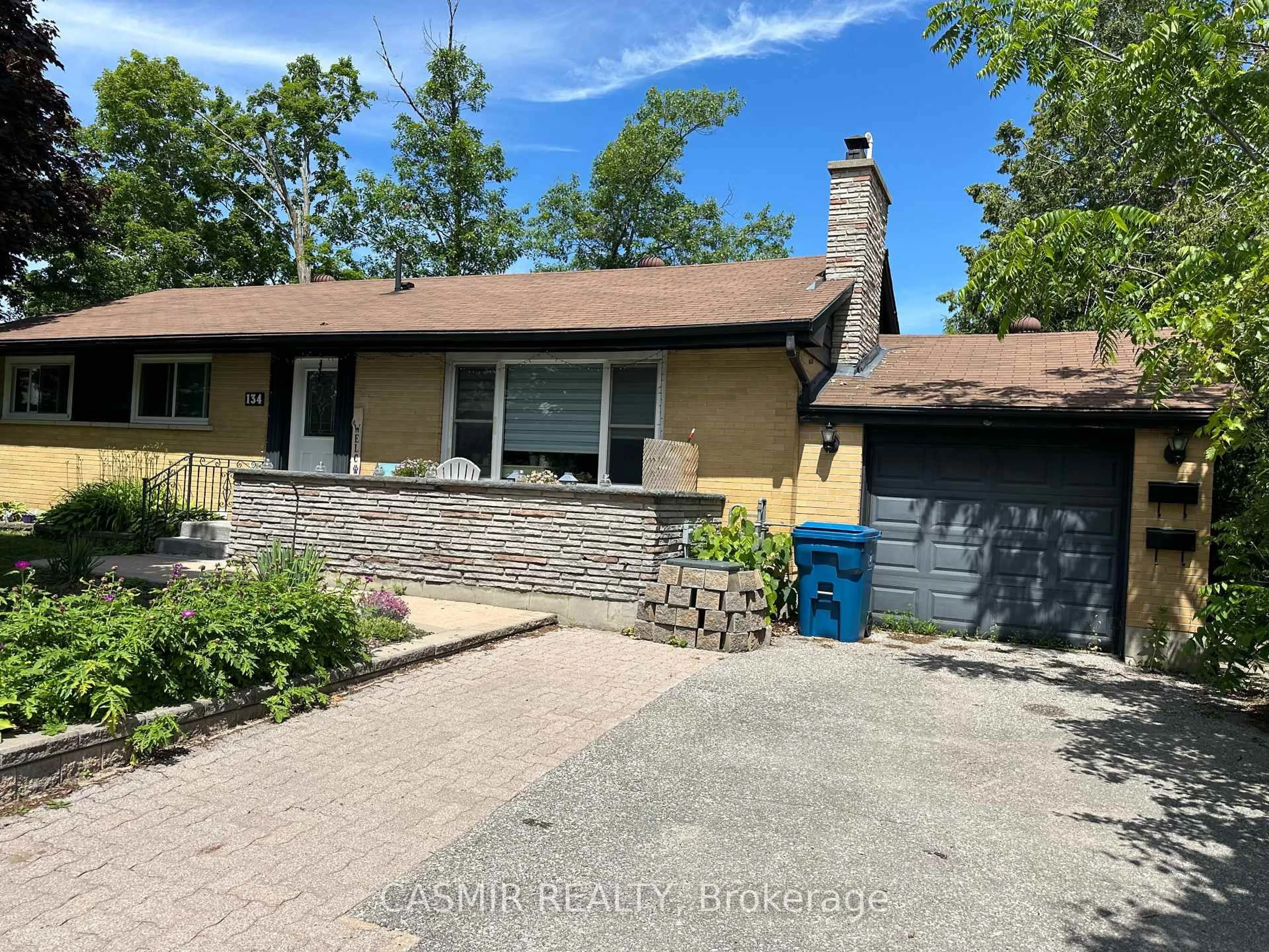 A pic from outside/outdoor area/front of a property/back of a property/a pic from drone, unknown for 134 North St, Orillia Ontario L3V 3S8