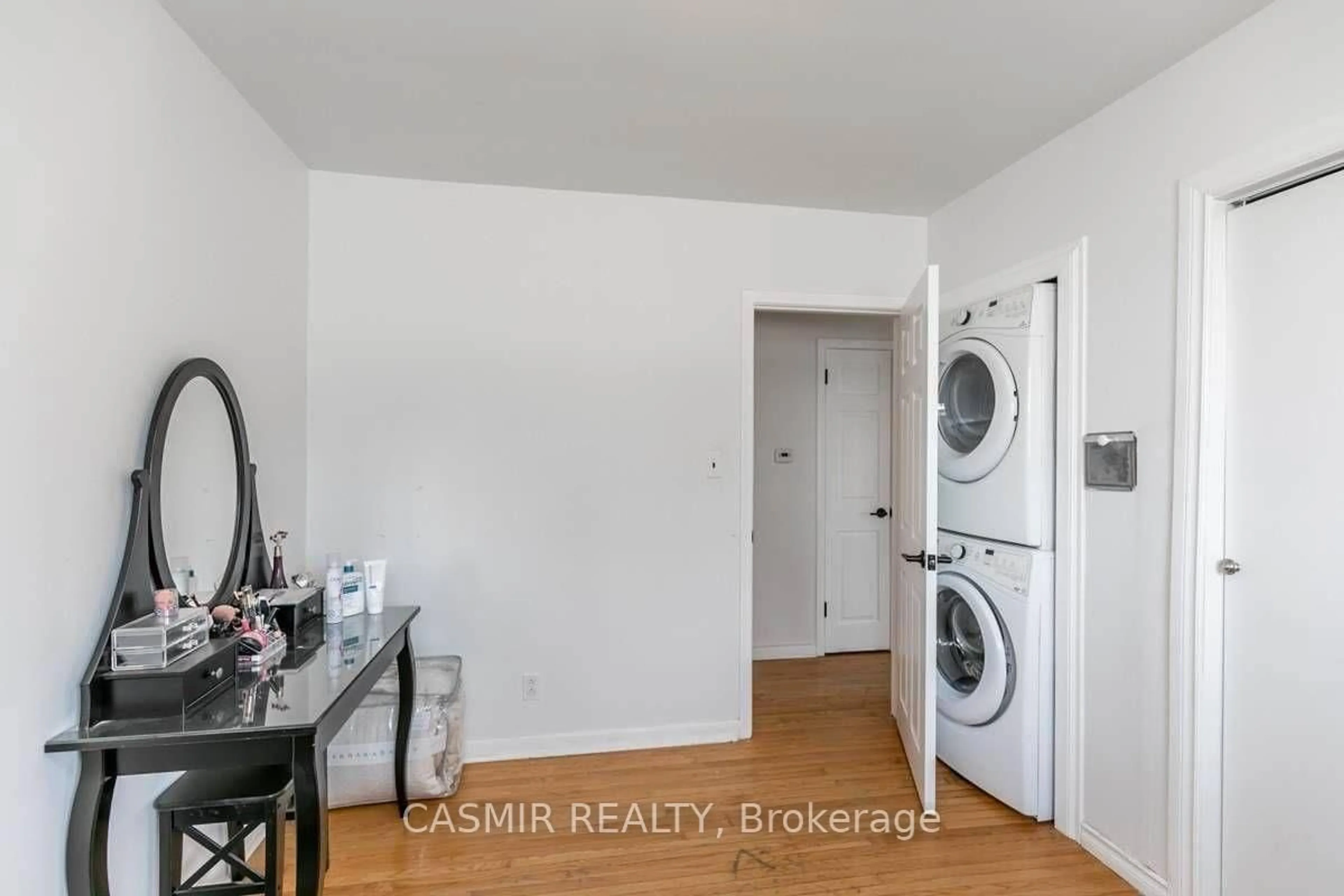 Laundry room for 134 North St, Orillia Ontario L3V 3S8