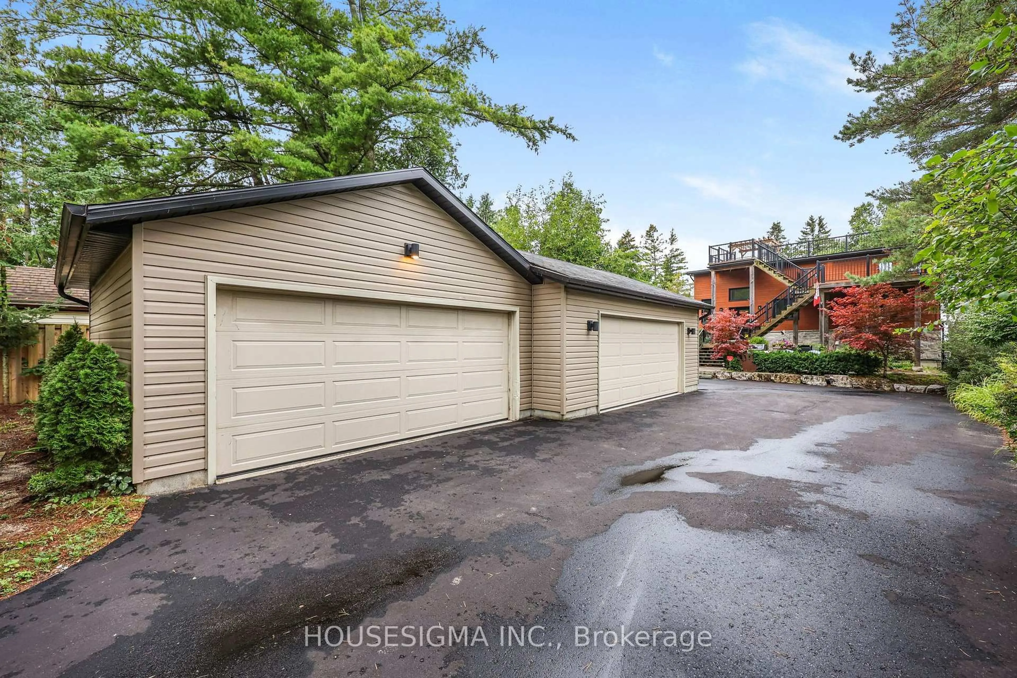 Indoor garage for 1046 River Rd, Wasaga Beach Ontario L9Z 2P6