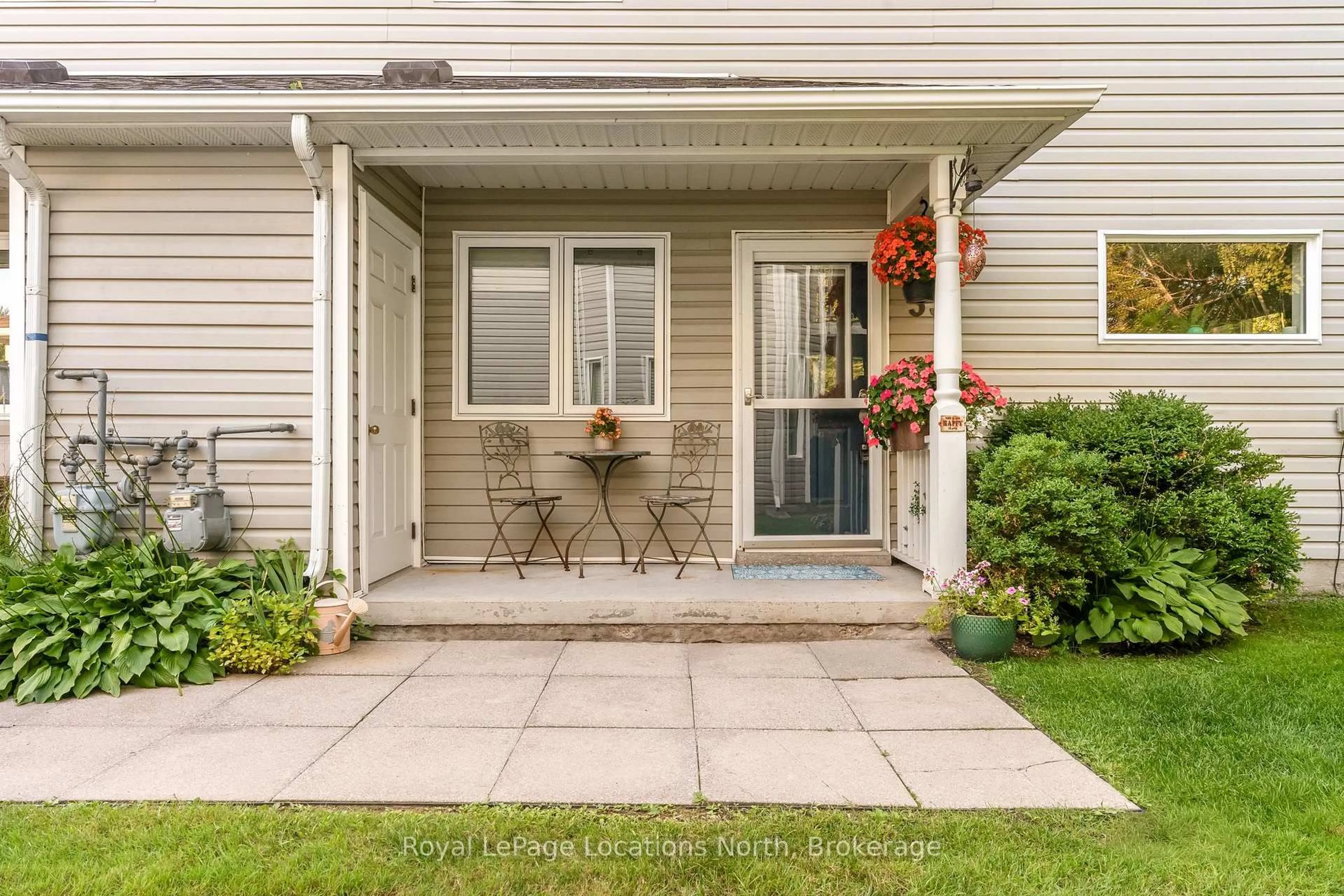 Patio, street for 35 Sundial Crt #17, Collingwood Ontario L9Y 5E5