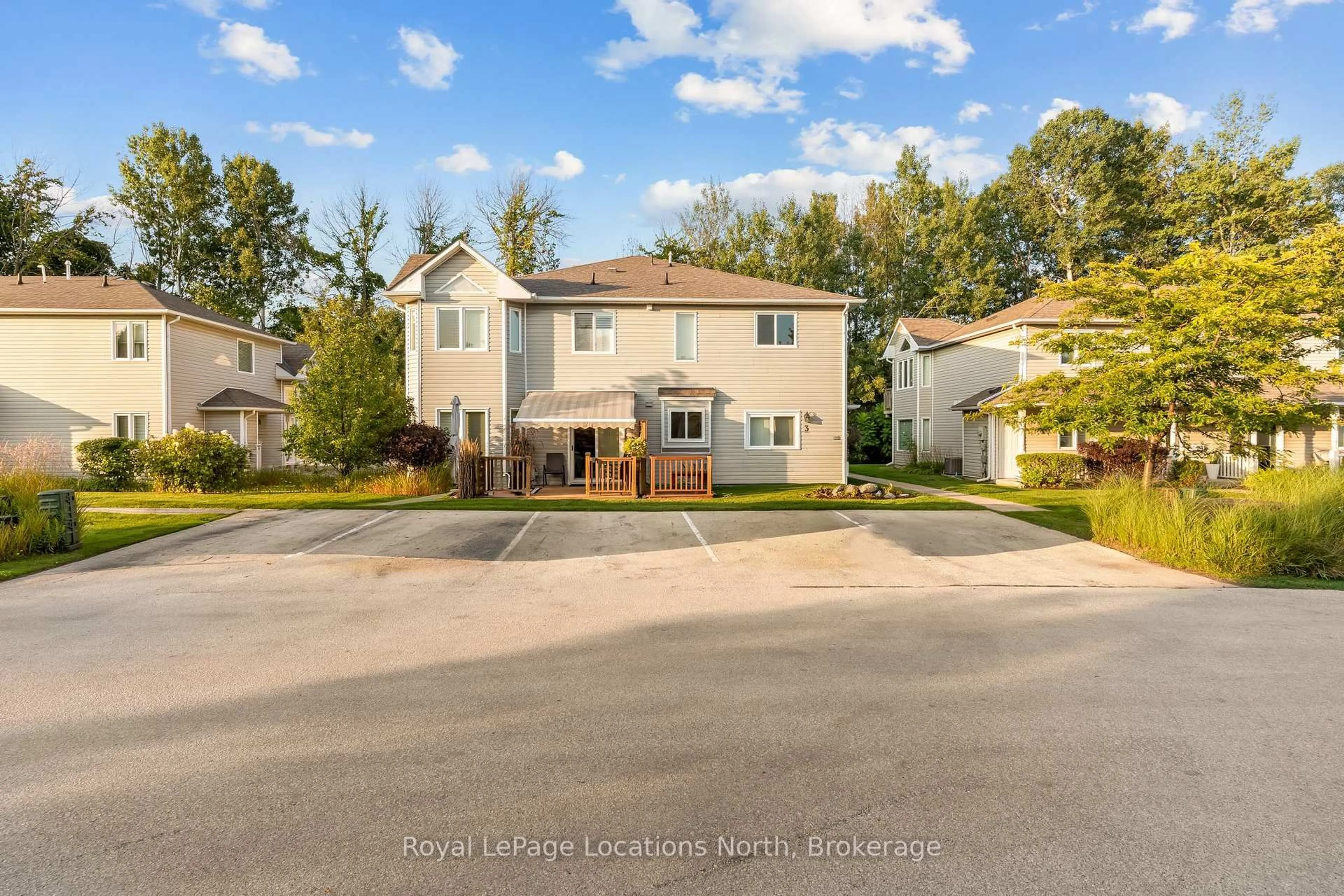 A pic from outside/outdoor area/front of a property/back of a property/a pic from drone, street for 35 Sundial Crt #17, Collingwood Ontario L9Y 5E5