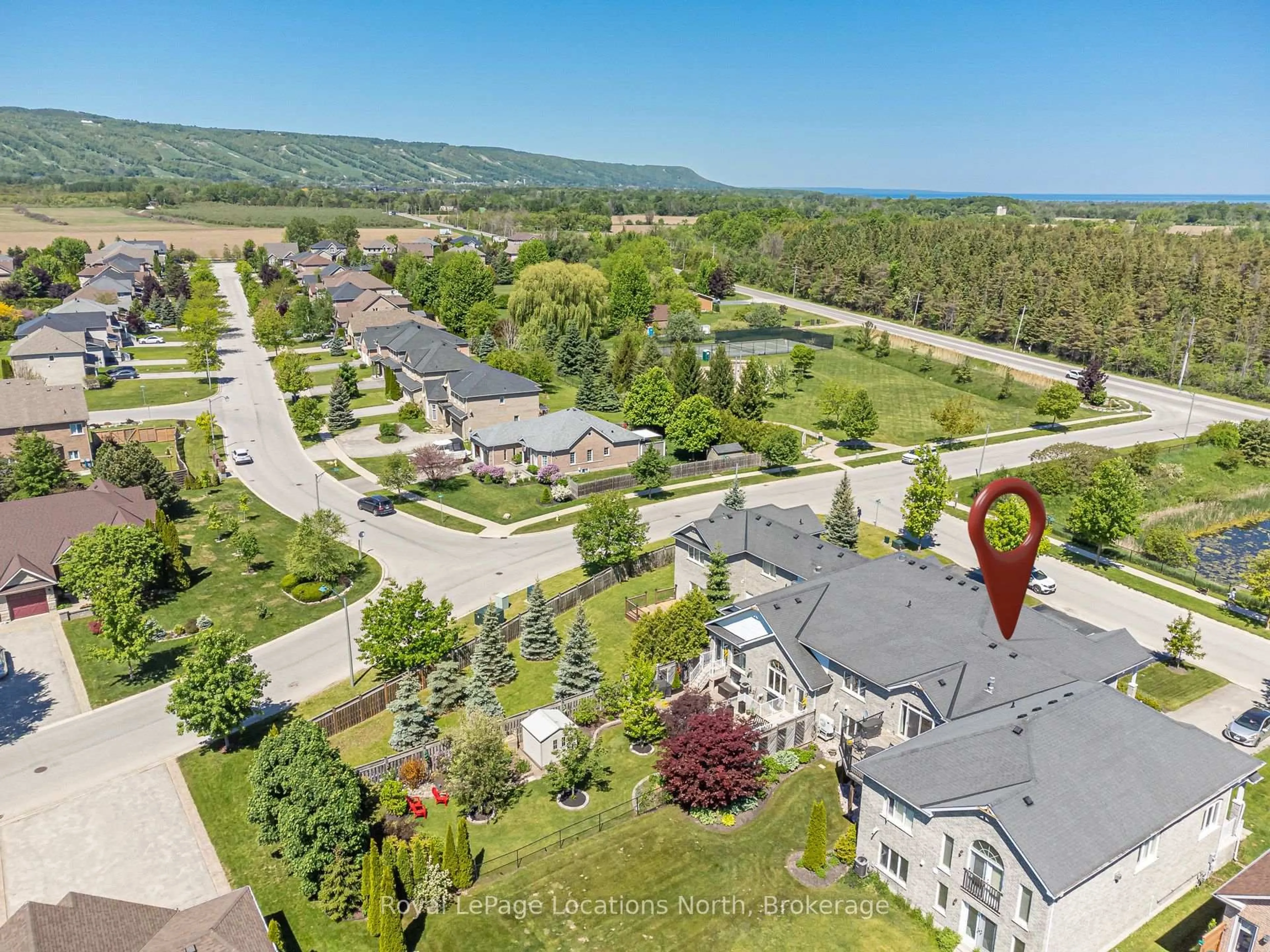 A pic from outside/outdoor area/front of a property/back of a property/a pic from drone, mountain view for 6 Thomas Dr, Collingwood Ontario L9Y 0A6