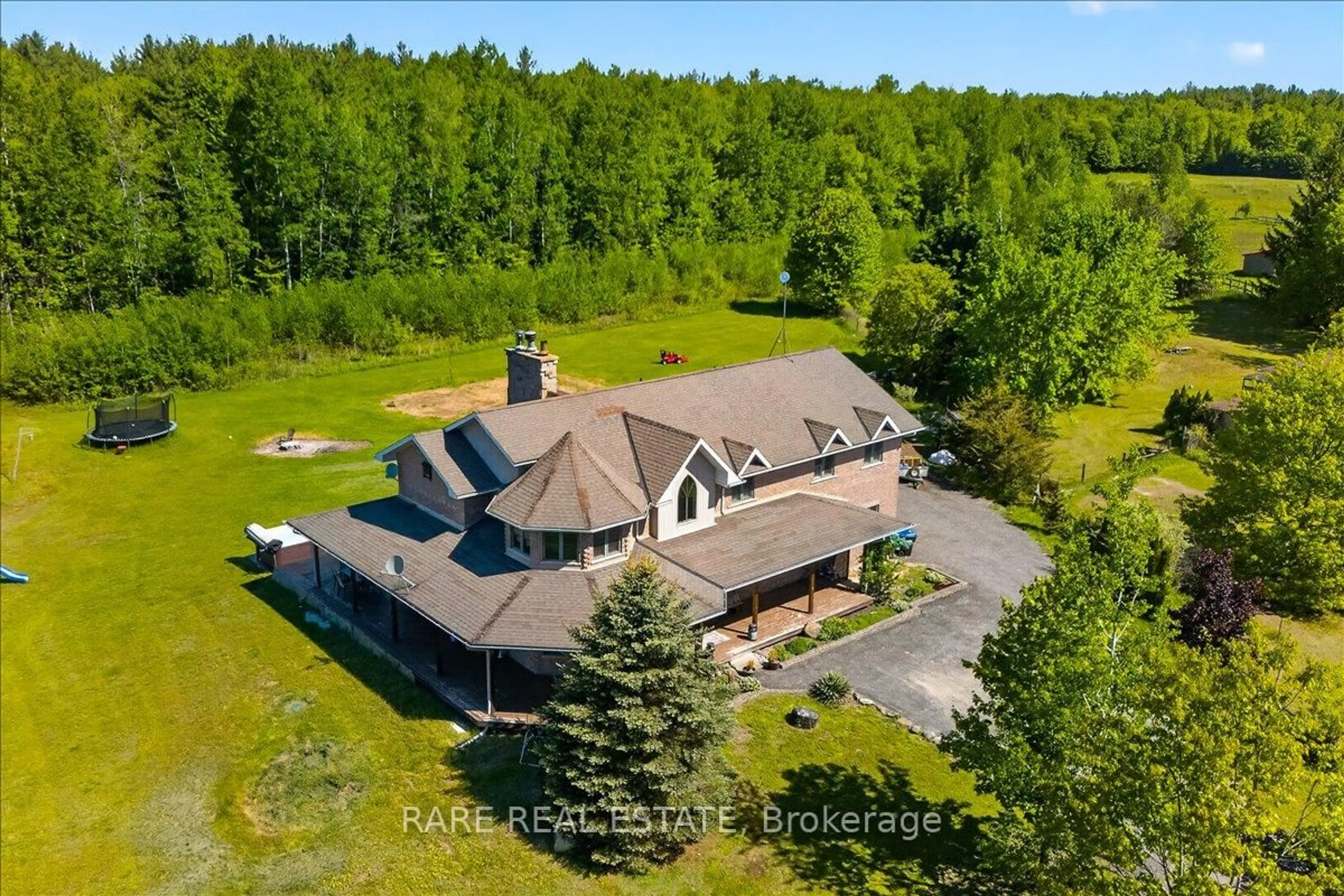 A pic from outside/outdoor area/front of a property/back of a property/a pic from drone, unknown for 3938 Hogback Rd, Clearview Ontario L0M 1N0