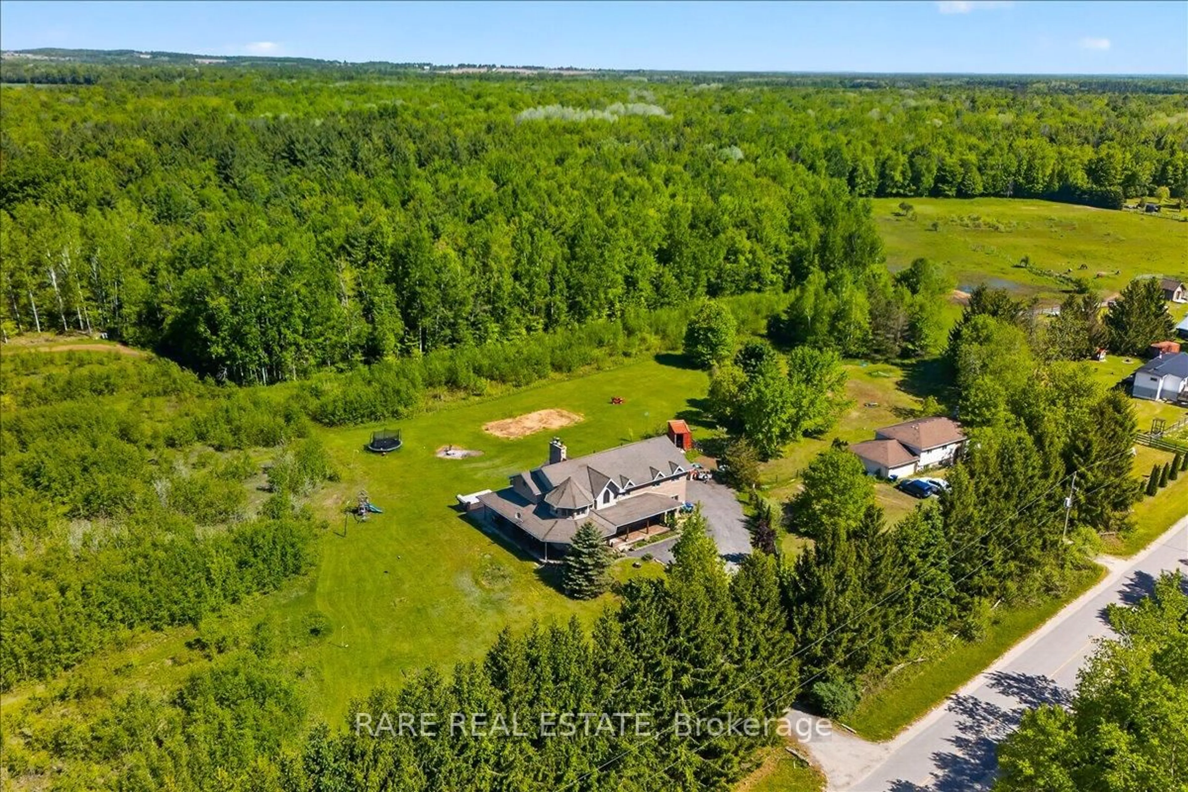 A pic from outside/outdoor area/front of a property/back of a property/a pic from drone, unknown for 3938 Hogback Rd, Clearview Ontario L0M 1N0
