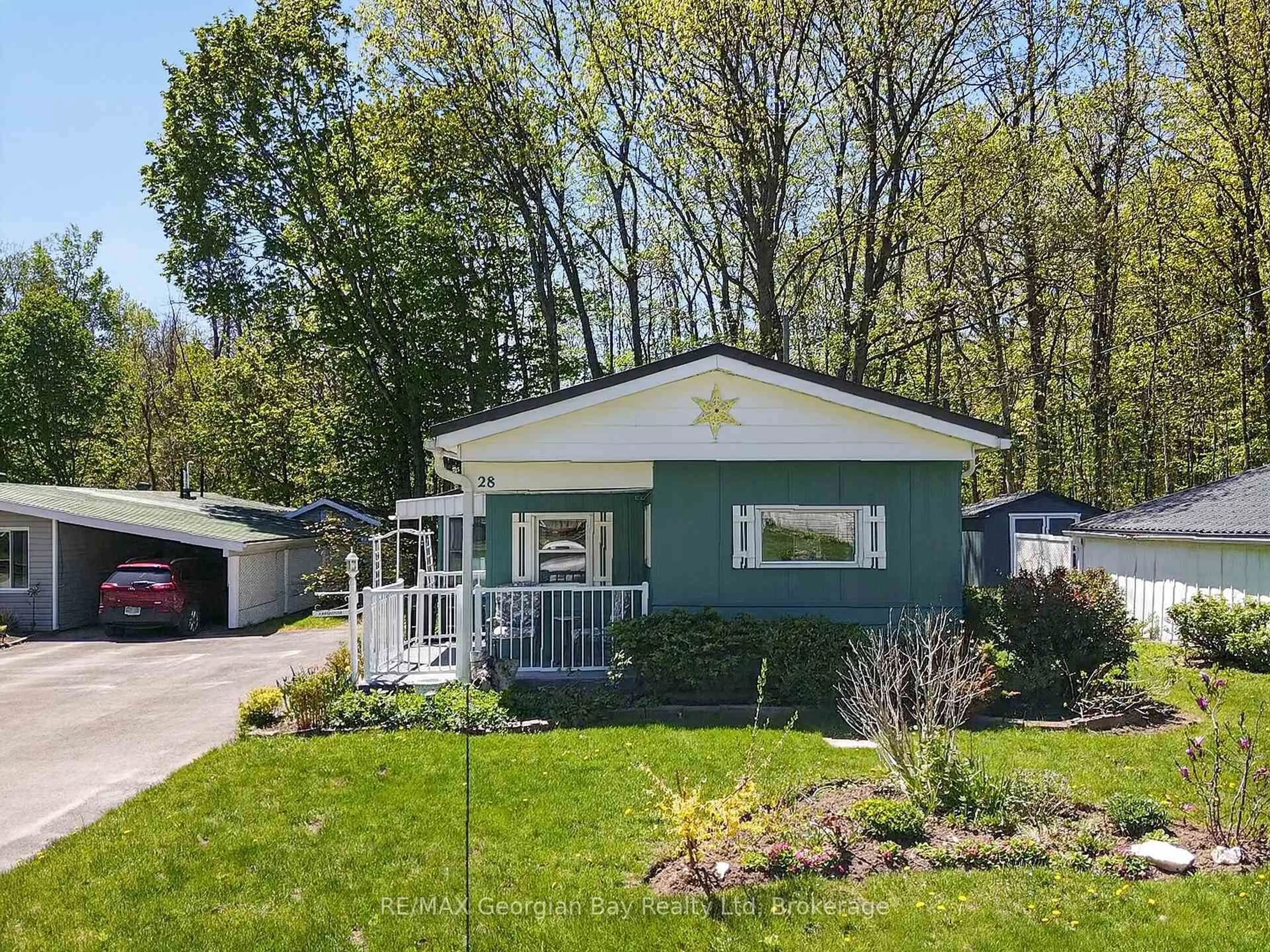 Home with vinyl exterior material, street for 525 Midland Point Rd #28, Midland Ontario L4R 5G9