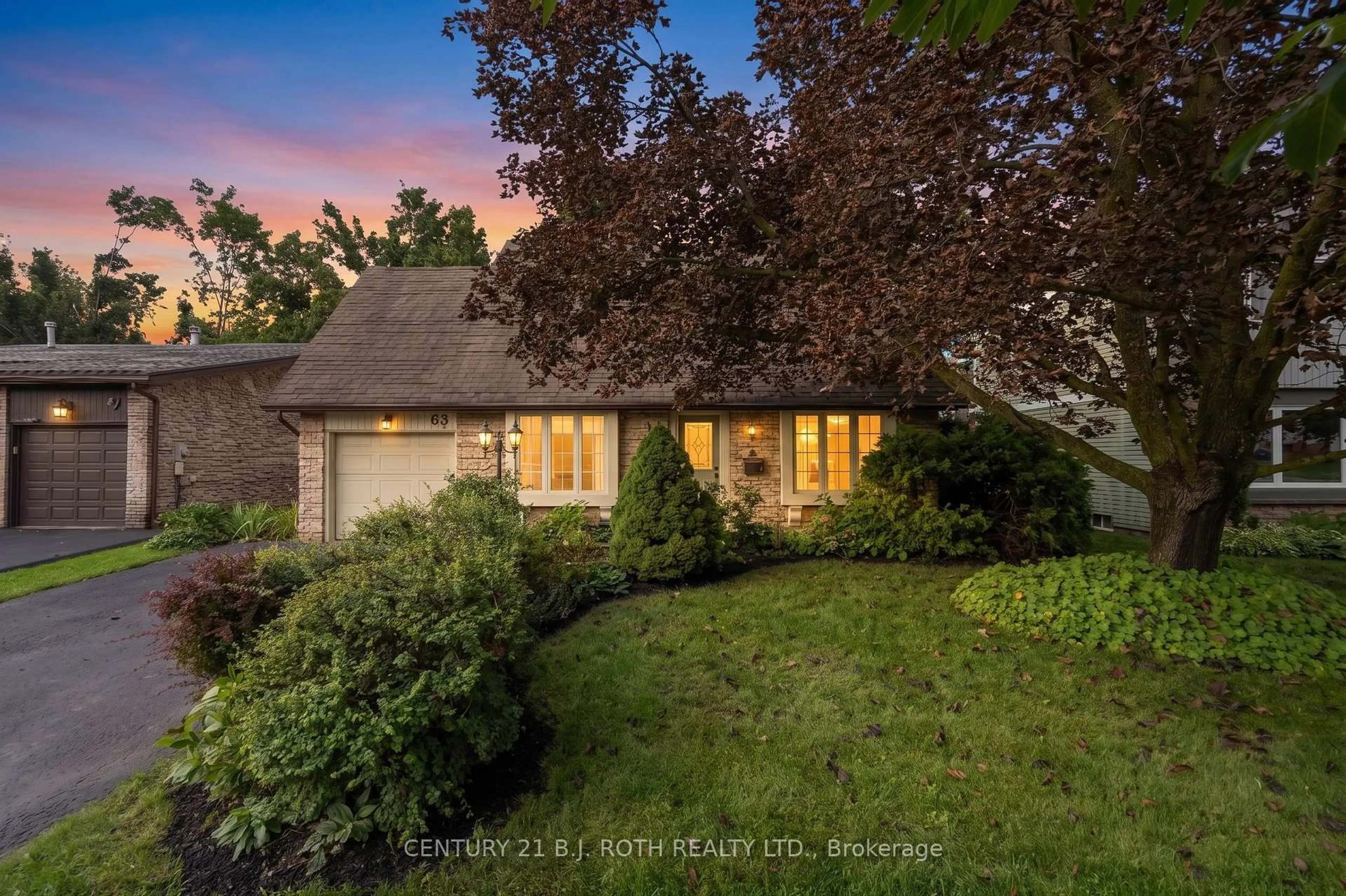 A pic from outside/outdoor area/front of a property/back of a property/a pic from drone, street for 63 Oren Blvd, Barrie Ontario L4N 4P5