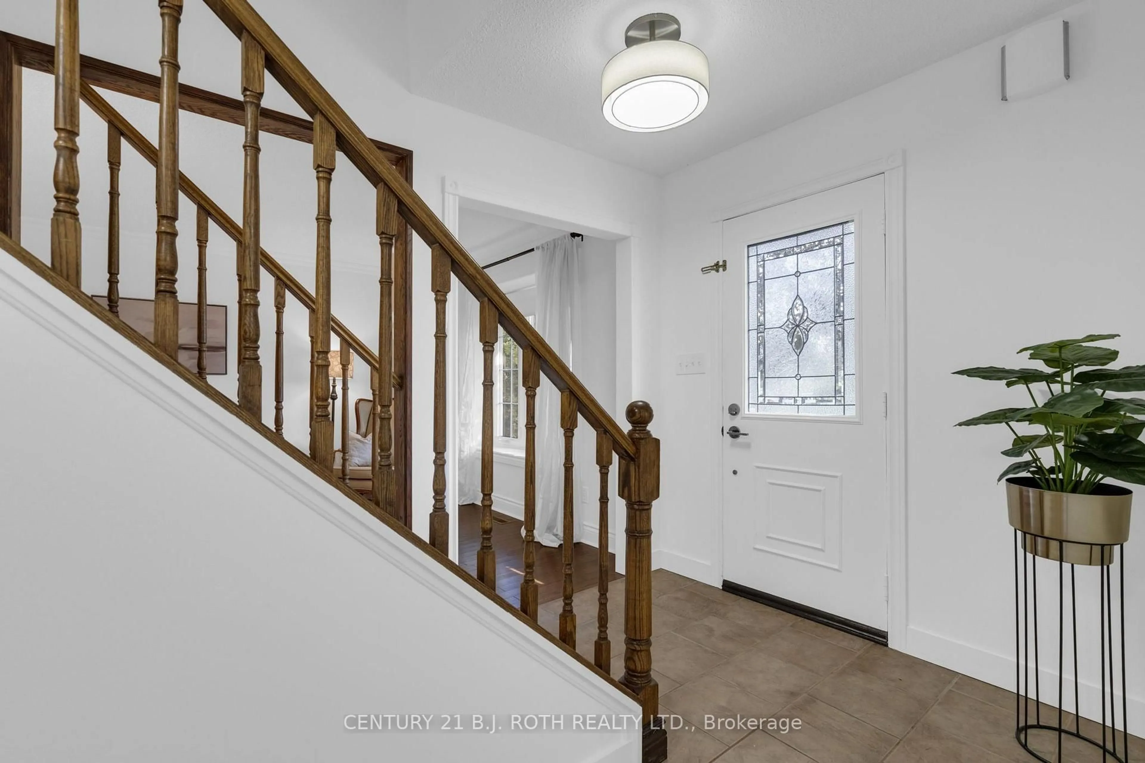 Indoor entryway for 63 Oren Blvd, Barrie Ontario L4N 4P5