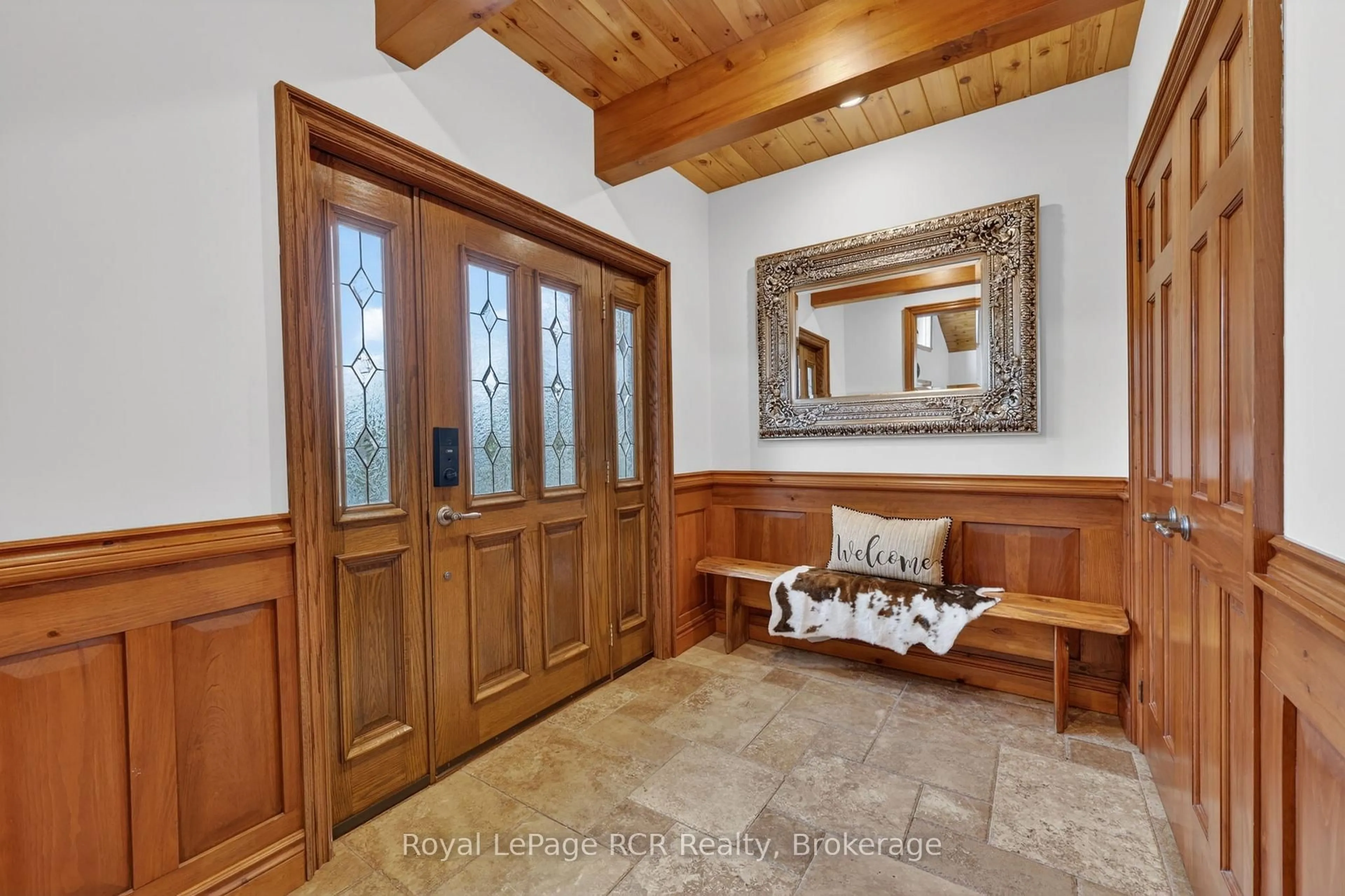 Indoor entryway for 53 Broadview St, Collingwood Ontario L9Y 0X2