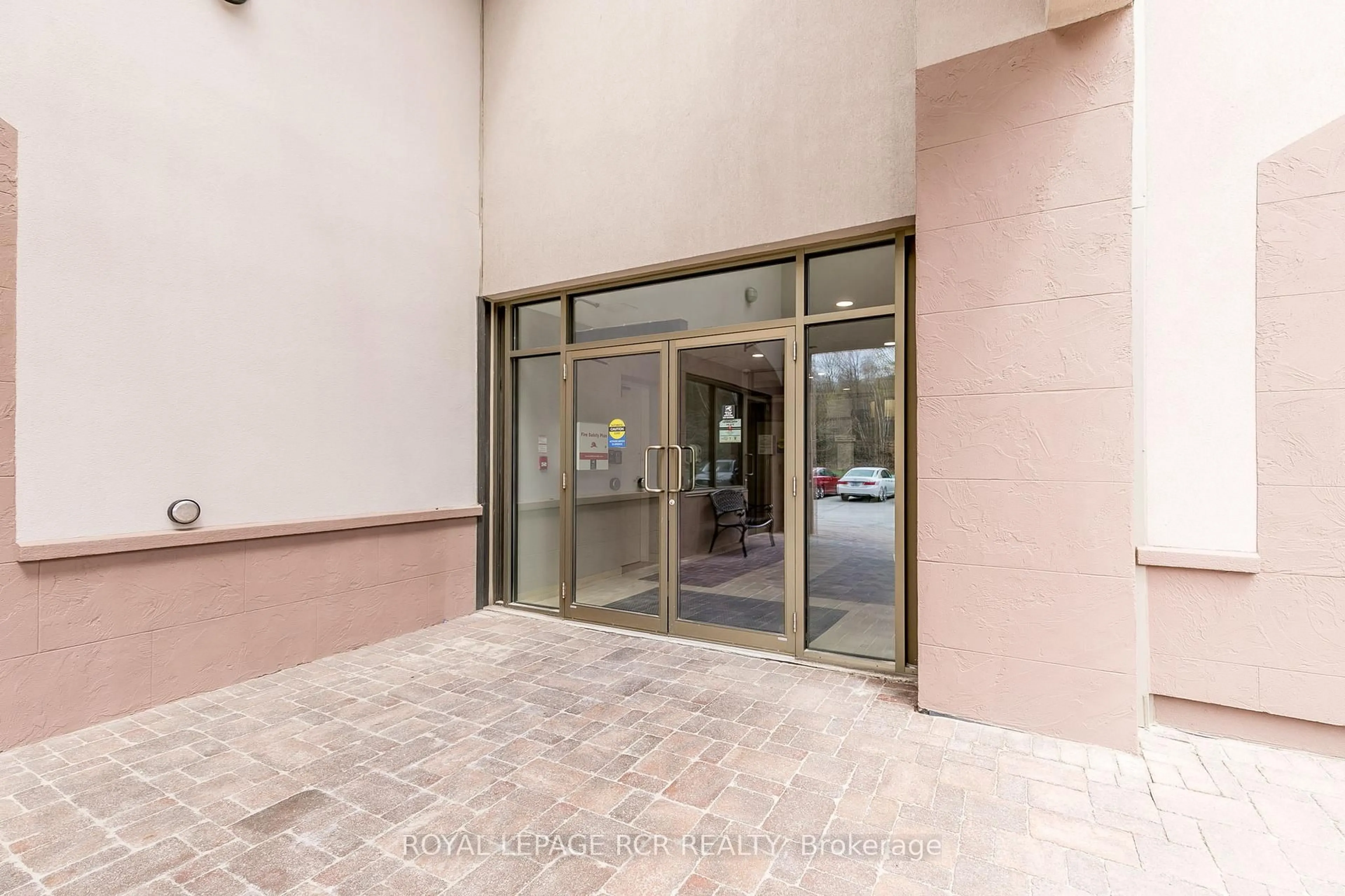 Indoor foyer for 699 Aberdeen Blvd #608, Midland Ontario L4R 5P2