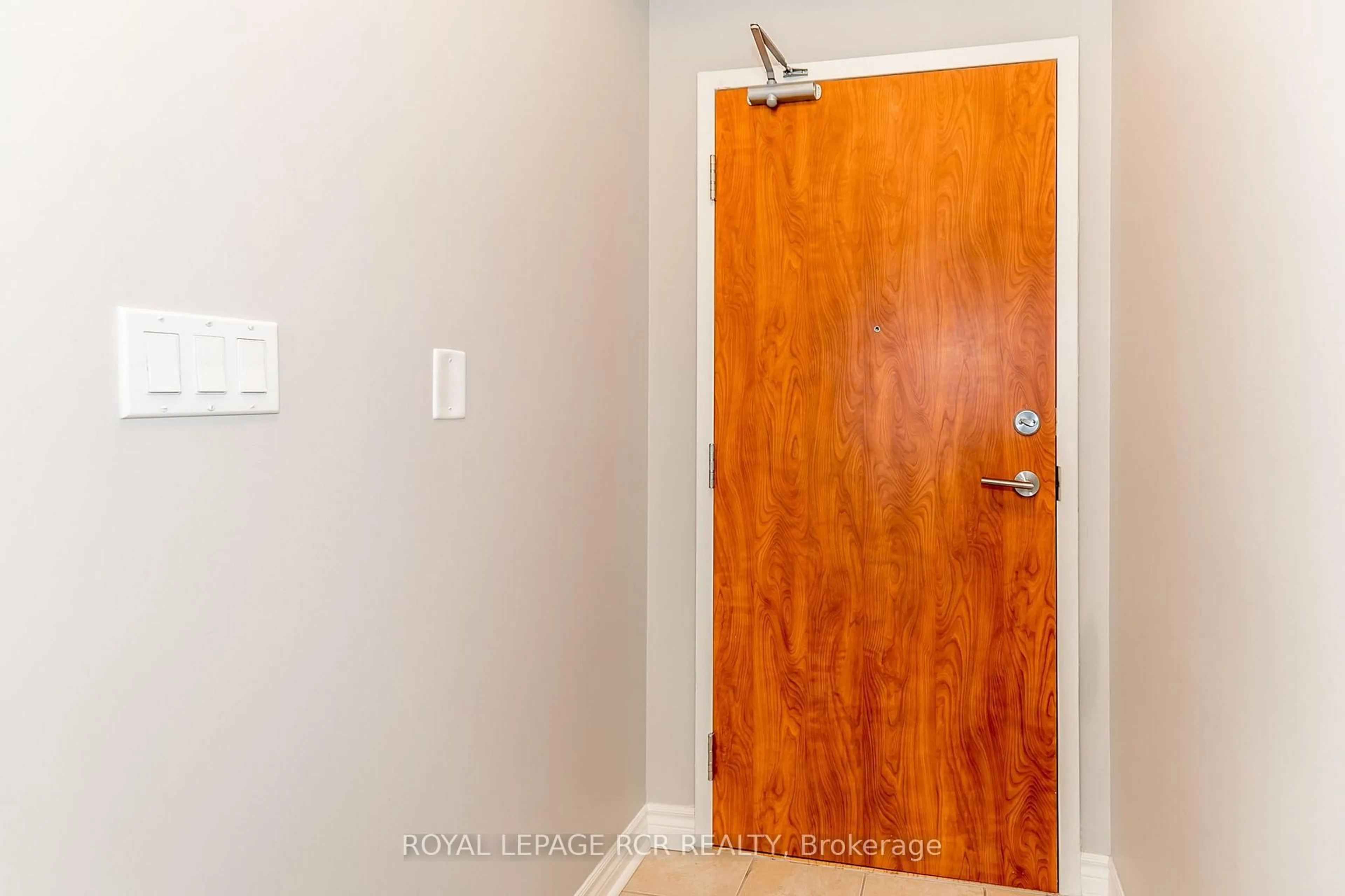 Indoor entryway for 699 Aberdeen Blvd #608, Midland Ontario L4R 5P2