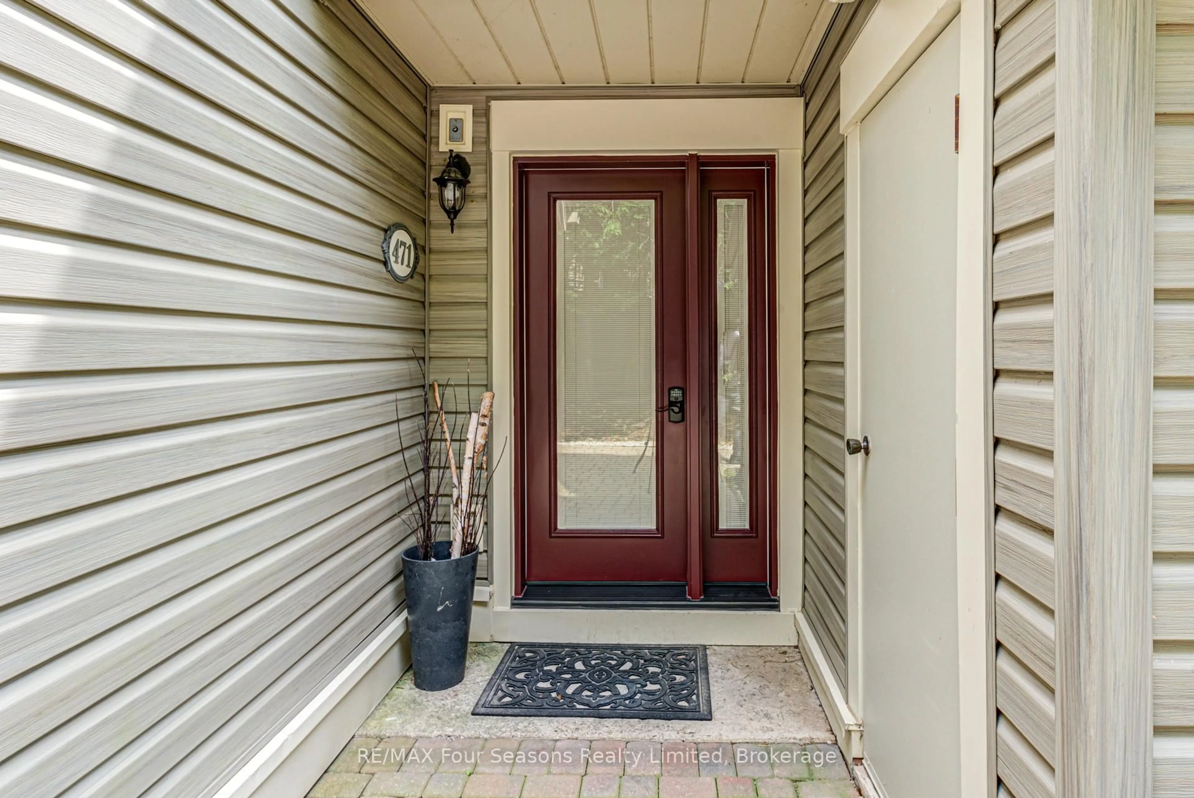 Indoor entryway for 471 Oxbow Cres, Collingwood Ontario L9Y 5B4