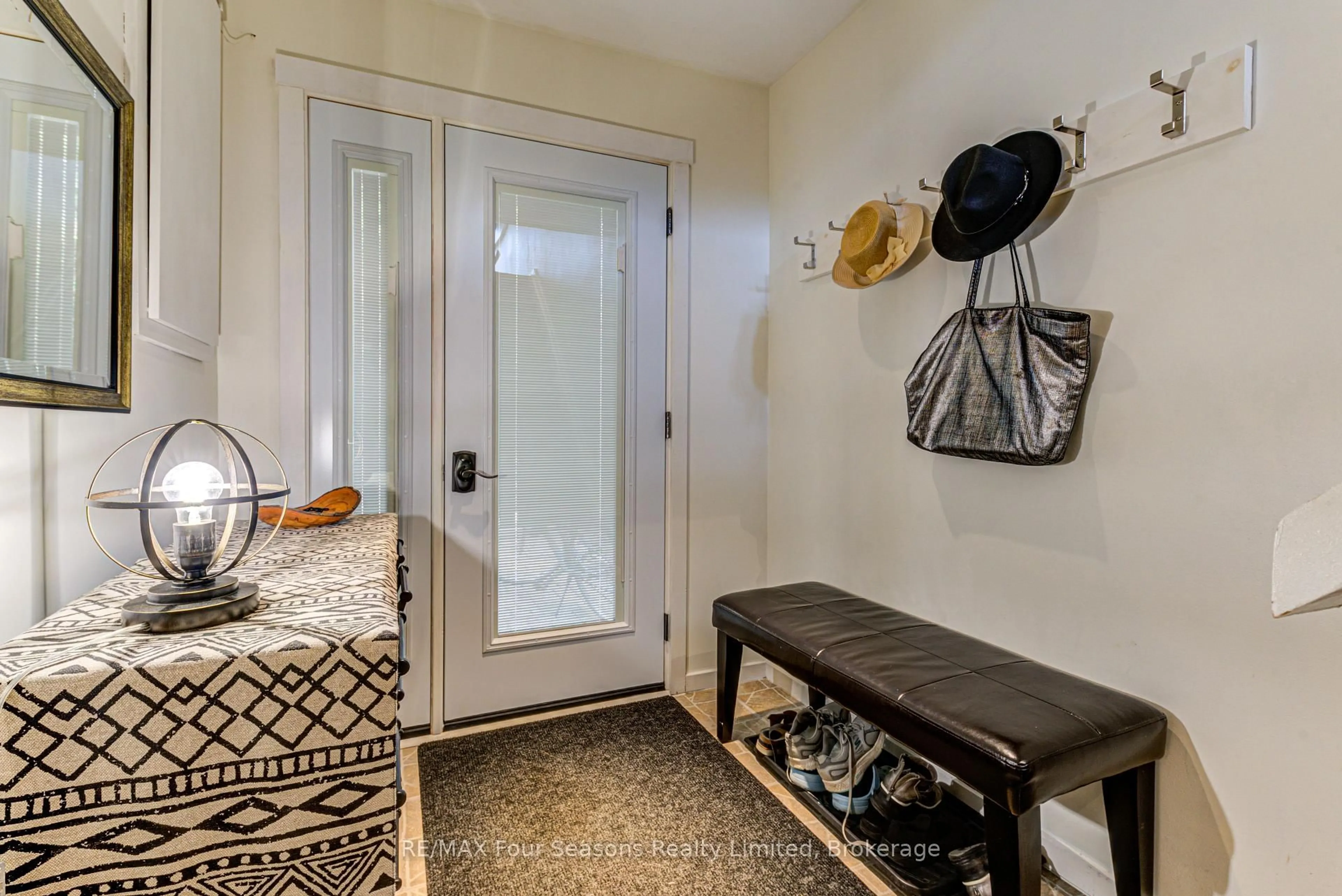 Indoor entryway for 471 Oxbow Cres, Collingwood Ontario L9Y 5B4