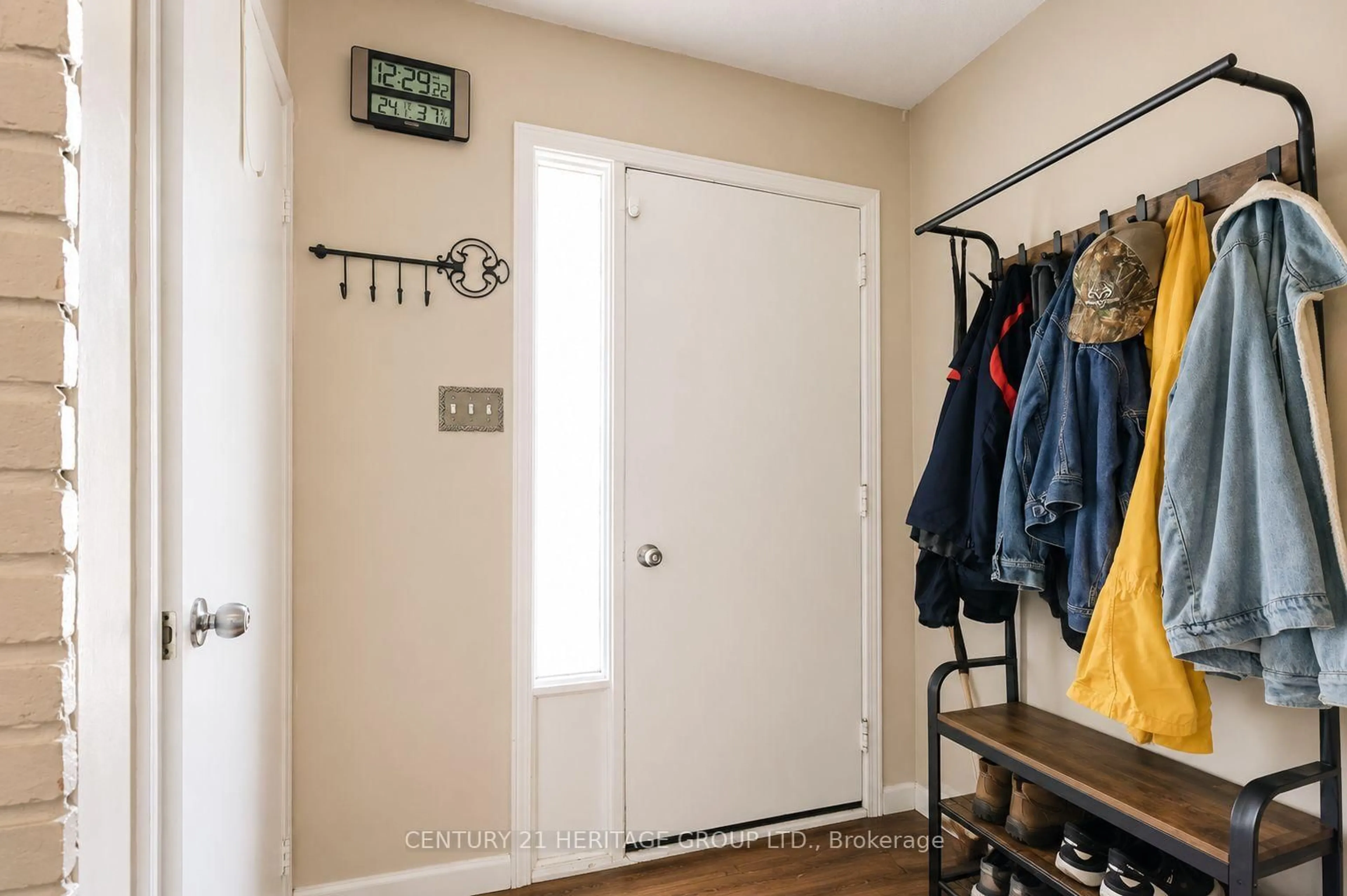 Indoor entryway for 85 Chaucer Cres, Barrie Ontario L4N 4T8