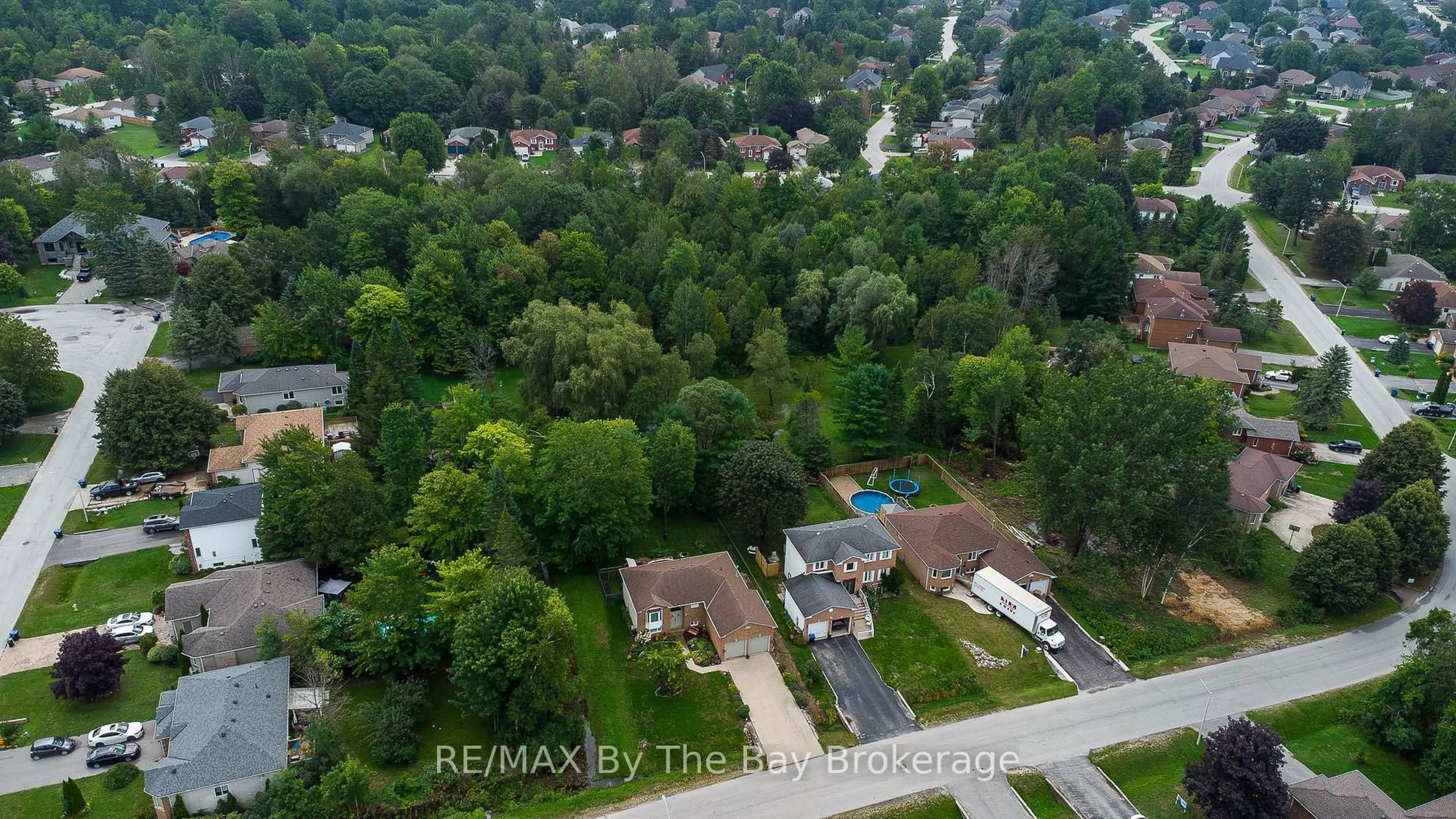 A pic from outside/outdoor area/front of a property/back of a property/a pic from drone, unknown for 49 Royal Beech Dr, Wasaga Beach Ontario L9Z 1H3