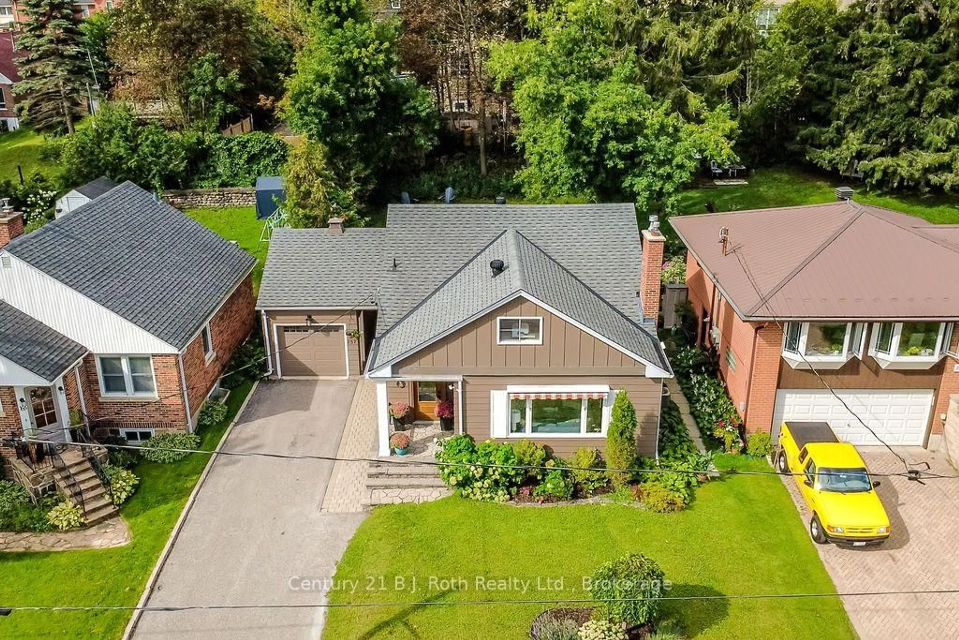 A pic from outside/outdoor area/front of a property/back of a property/a pic from drone, street for 157 Parkview Ave, Orillia Ontario L3V 4M2