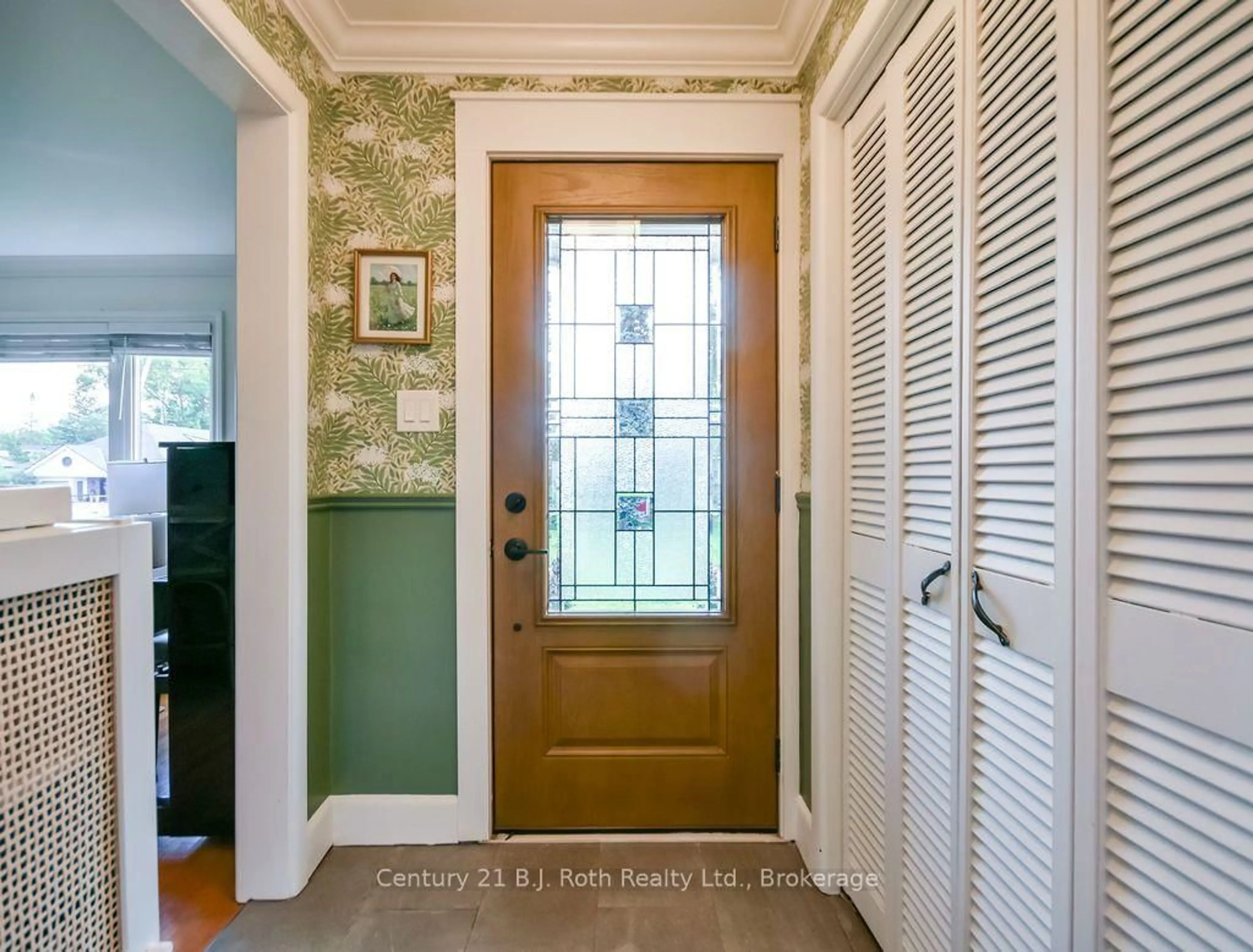 Indoor entryway for 157 Parkview Ave, Orillia Ontario L3V 4M2