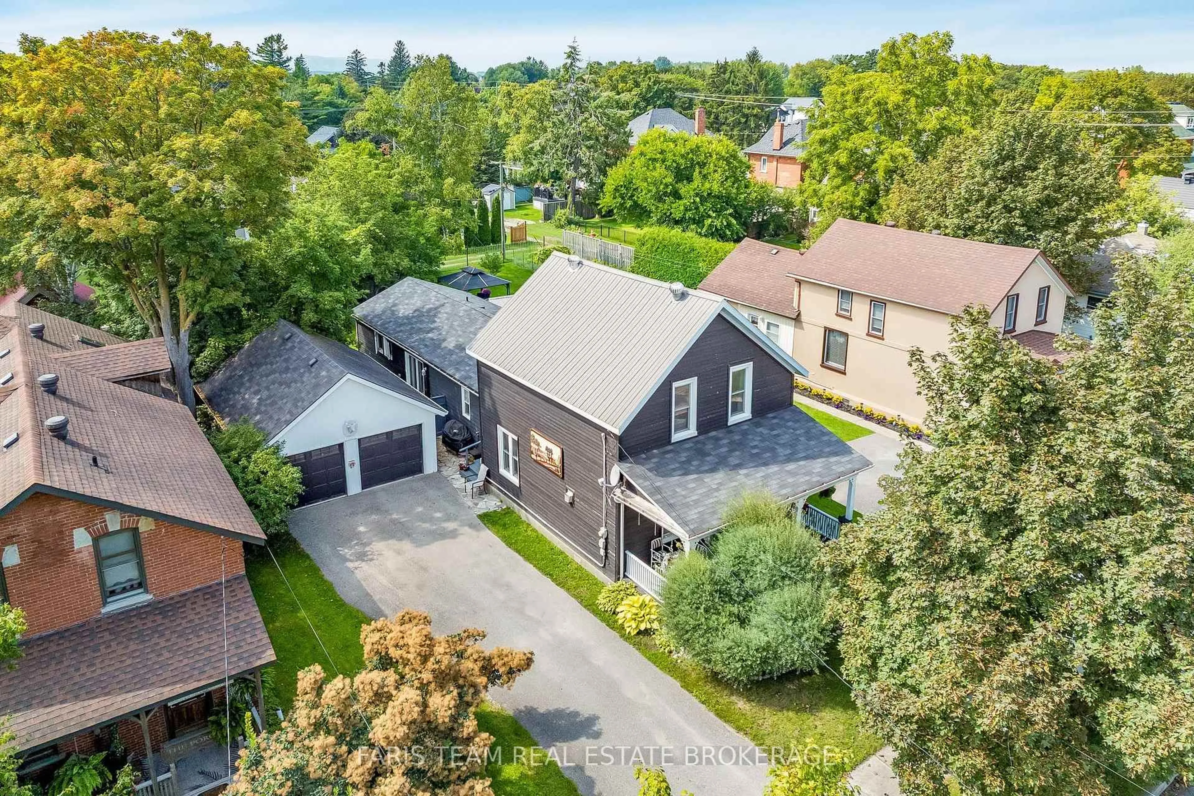 A pic from outside/outdoor area/front of a property/back of a property/a pic from drone, street for 108 Beech St, Collingwood Ontario L9Y 2T3