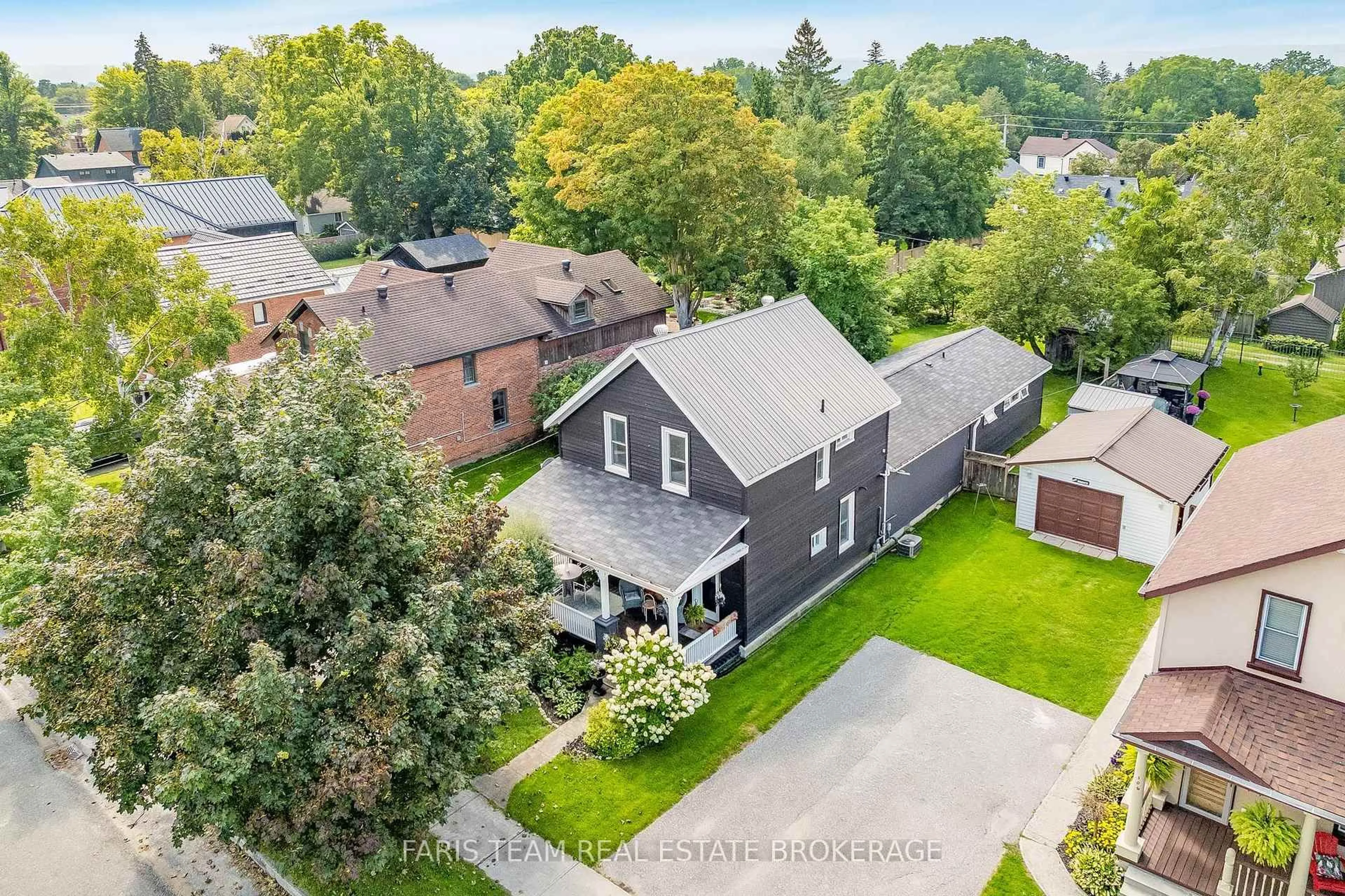 A pic from outside/outdoor area/front of a property/back of a property/a pic from drone, street for 108 Beech St, Collingwood Ontario L9Y 2T3