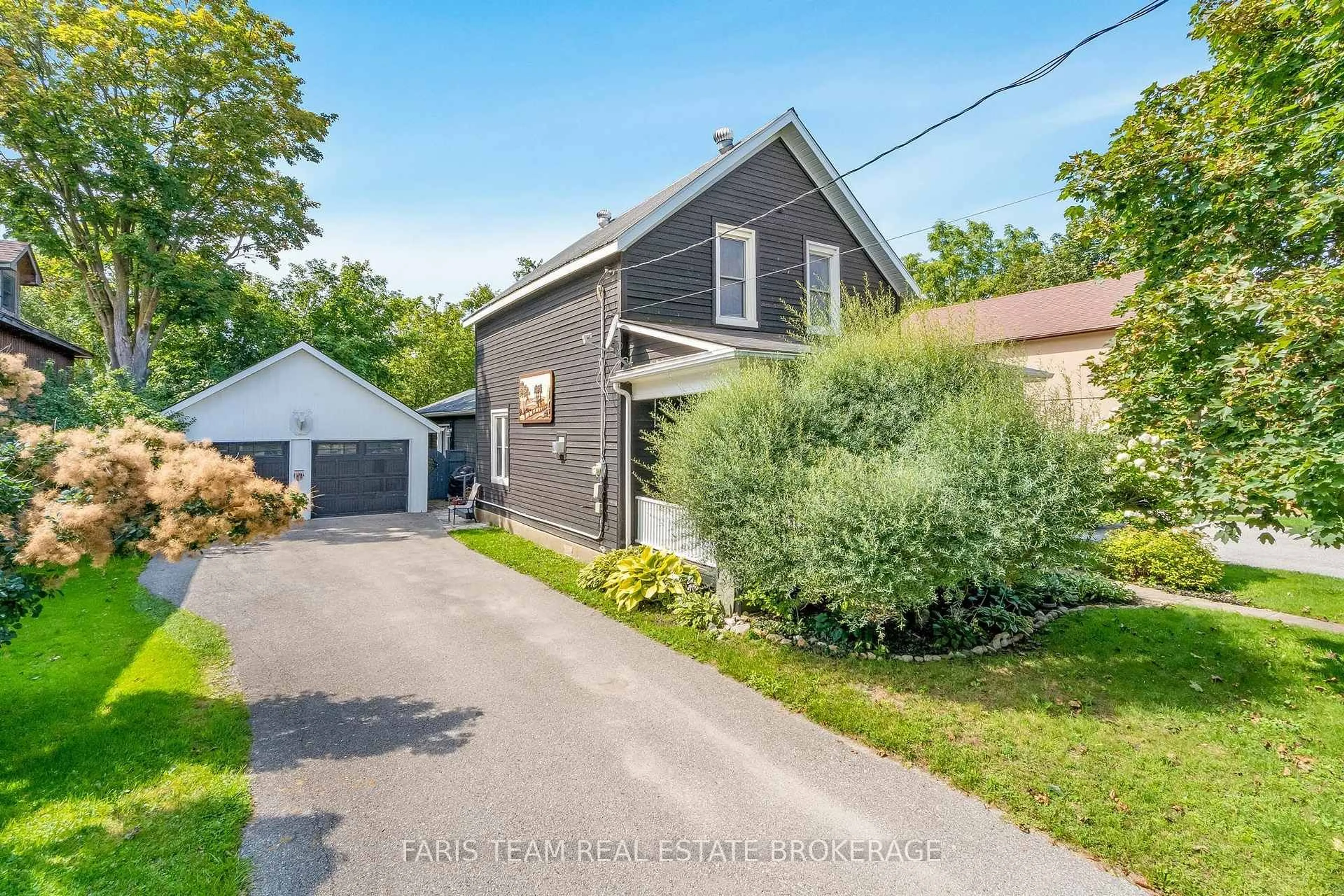 A pic from outside/outdoor area/front of a property/back of a property/a pic from drone, street for 108 Beech St, Collingwood Ontario L9Y 2T3