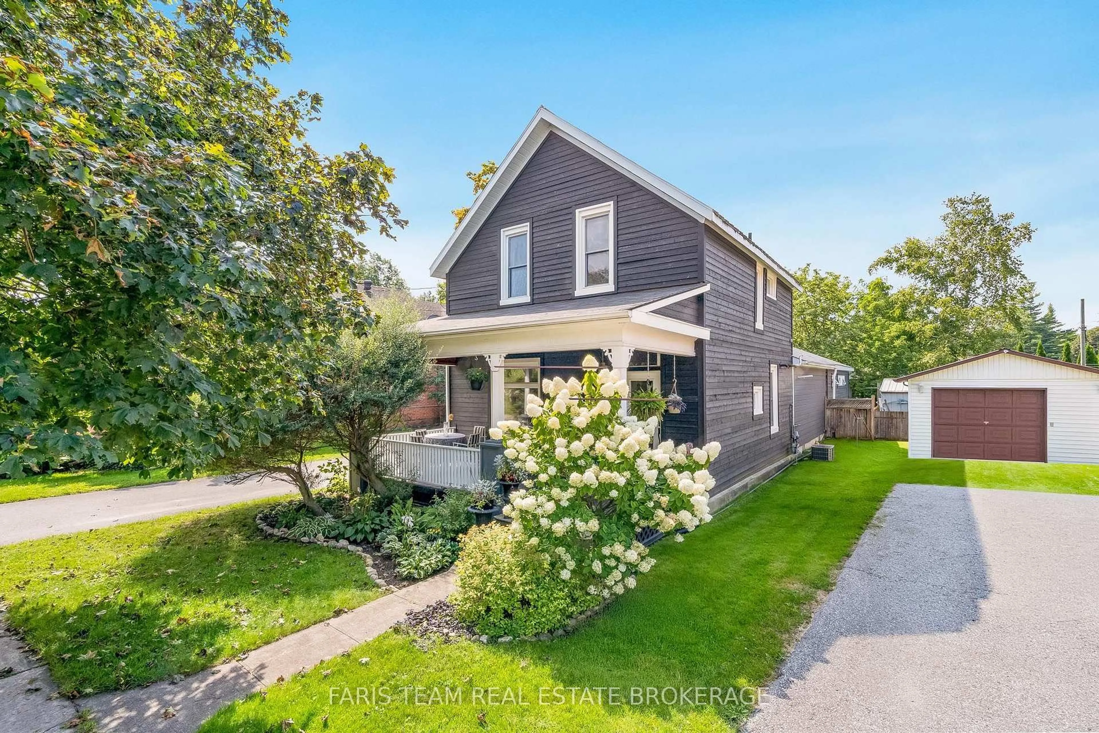 A pic from outside/outdoor area/front of a property/back of a property/a pic from drone, street for 108 Beech St, Collingwood Ontario L9Y 2T3