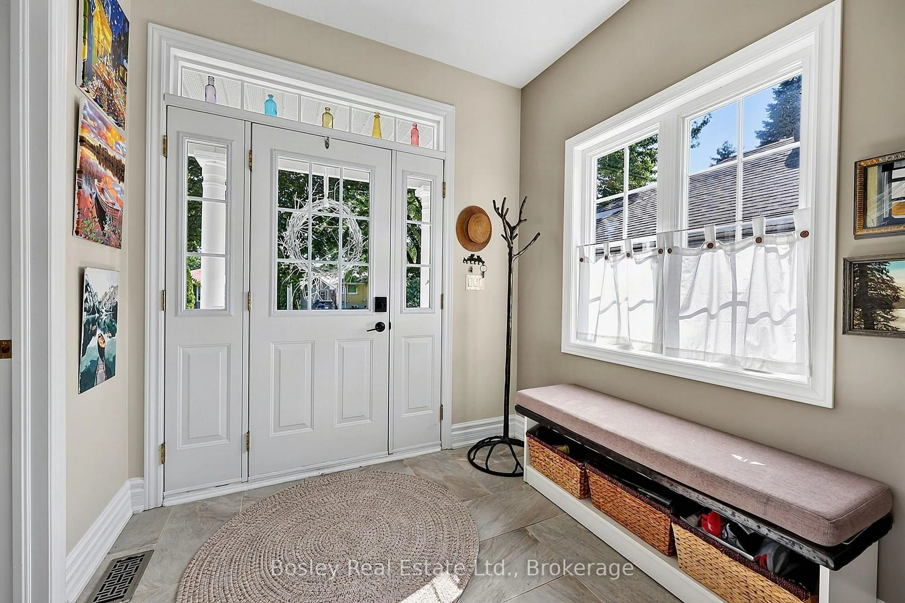 Indoor entryway for 230 Napier St, Collingwood Ontario L9Y 3T3