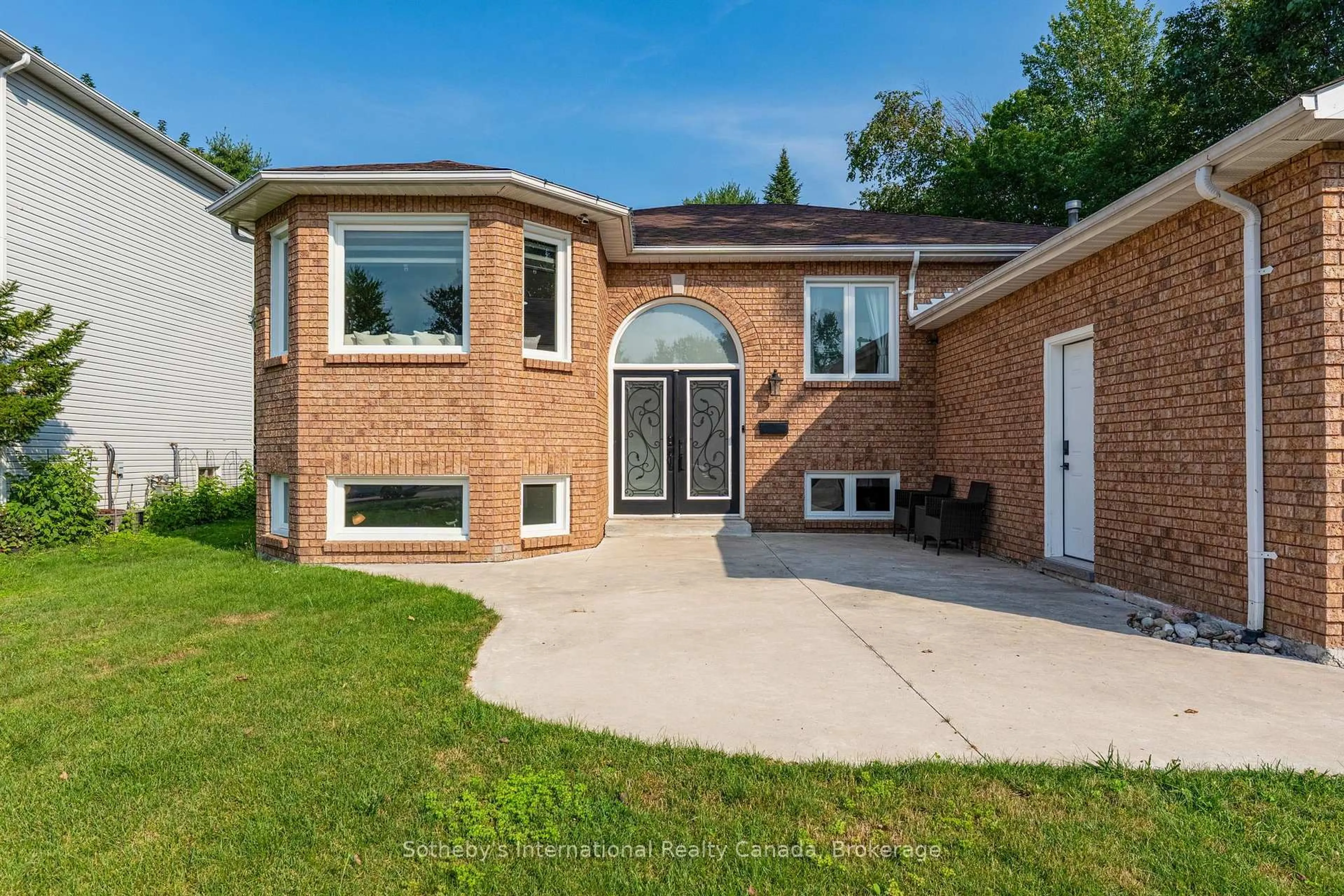 Home with brick exterior material, street for 53 Royal Beech Dr, Wasaga Beach Ontario L9Z 1H3