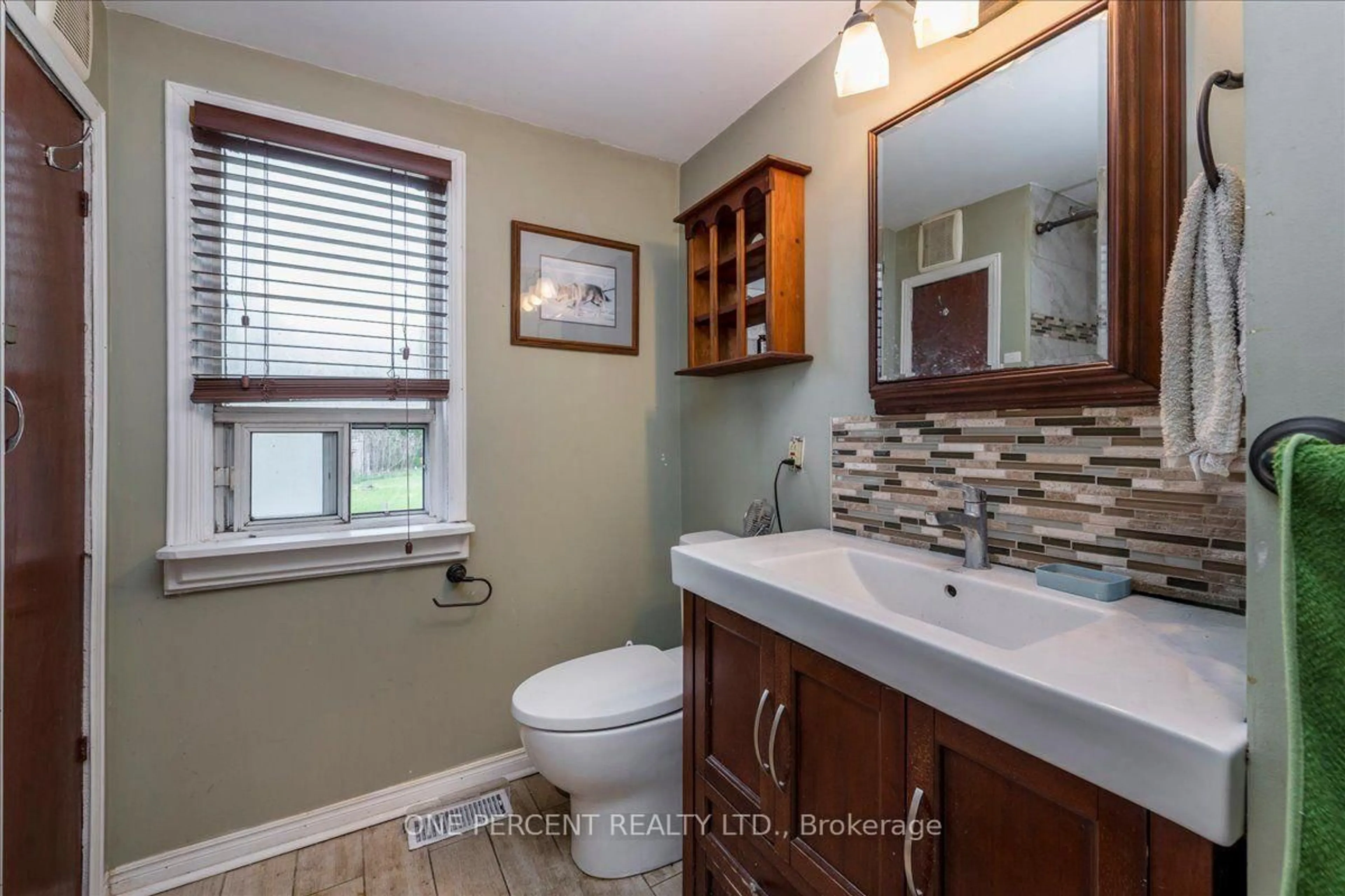 Standard bathroom, ceramic/tile floor for 224 Foster Dr, Barrie Ontario L4N 3X8