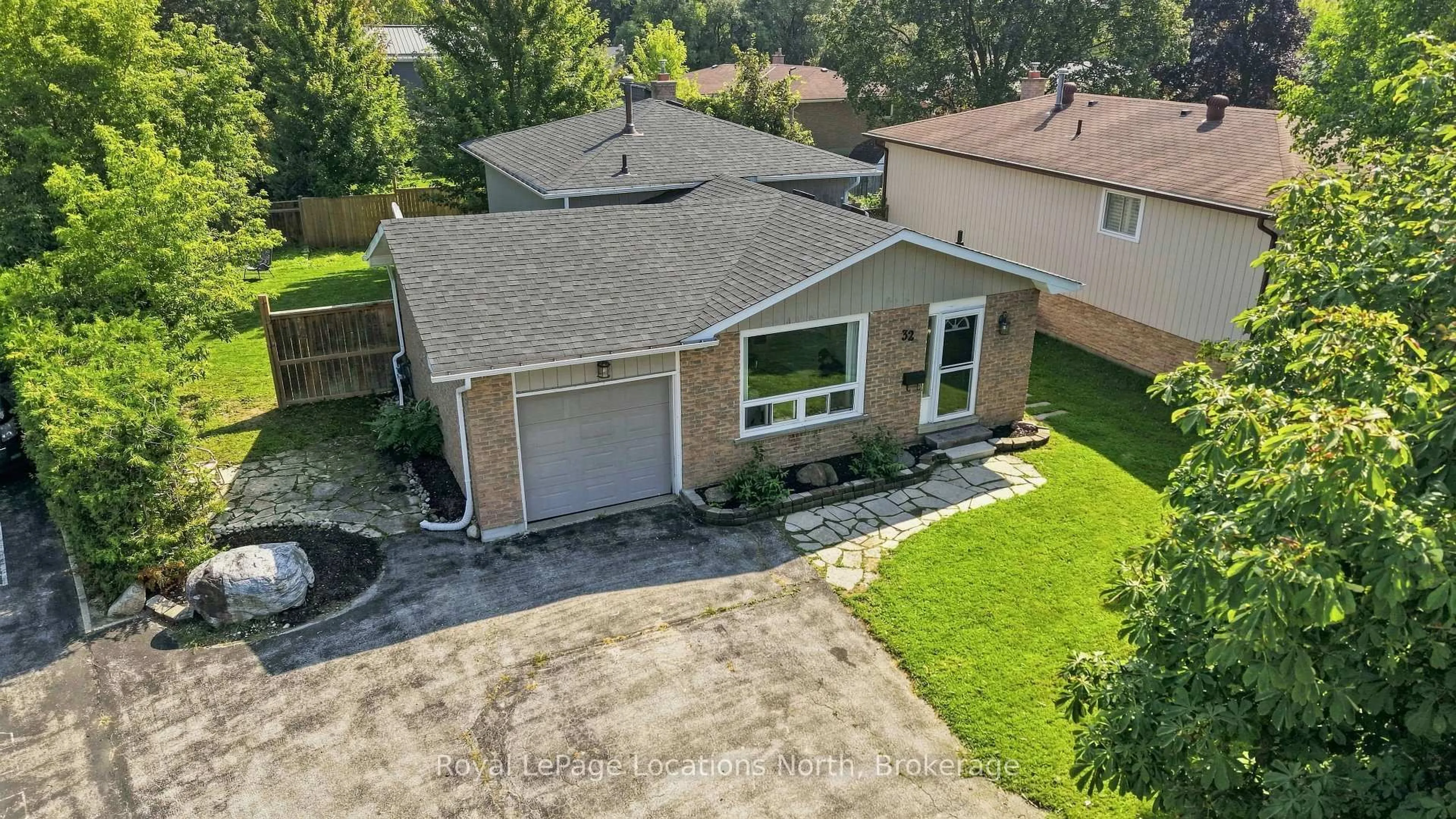 A pic from outside/outdoor area/front of a property/back of a property/a pic from drone, street for 32 Courtice Cres, Collingwood Ontario L9Y 4G1