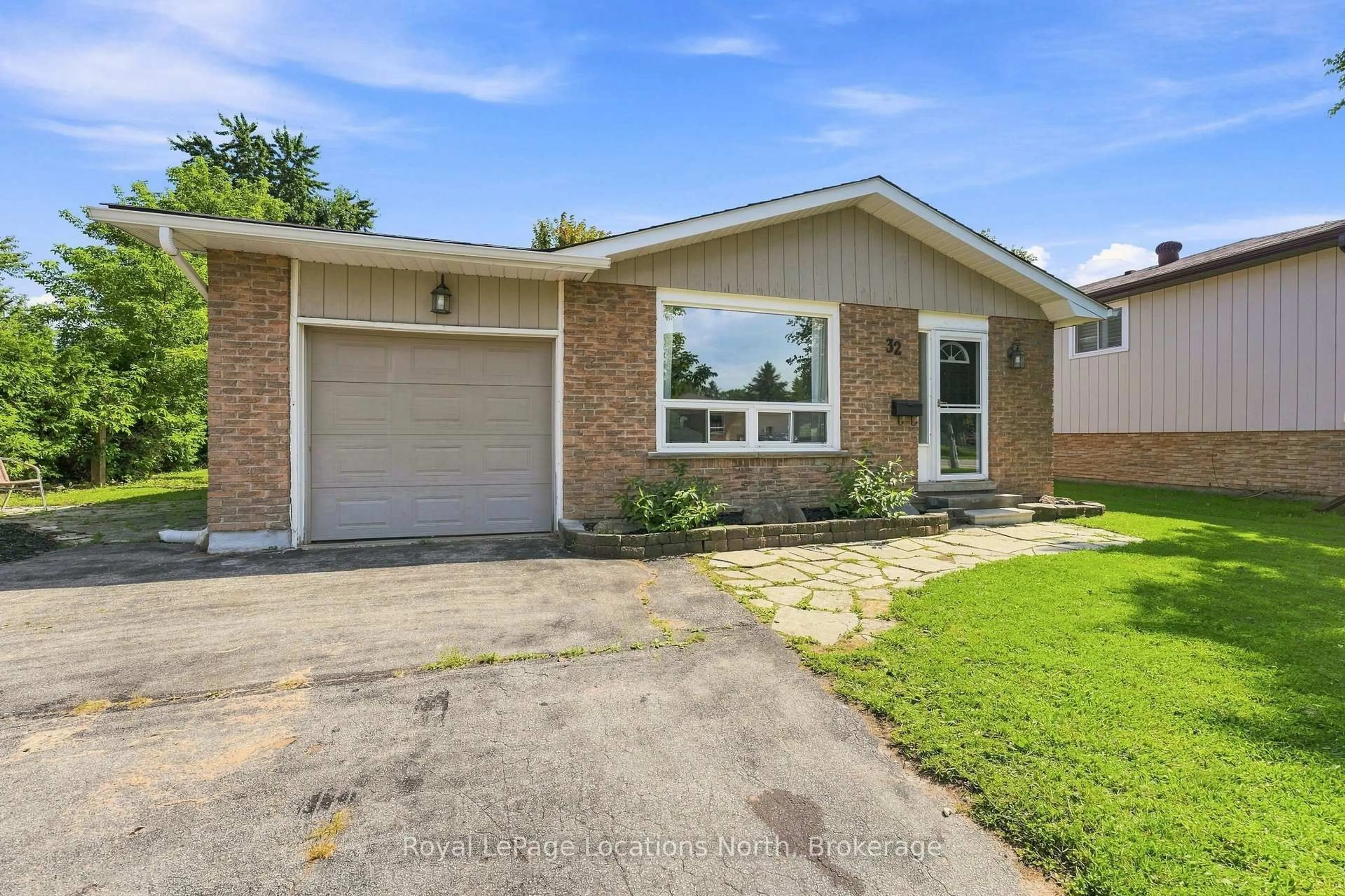 Home with brick exterior material, street for 32 Courtice Cres, Collingwood Ontario L9Y 4G1