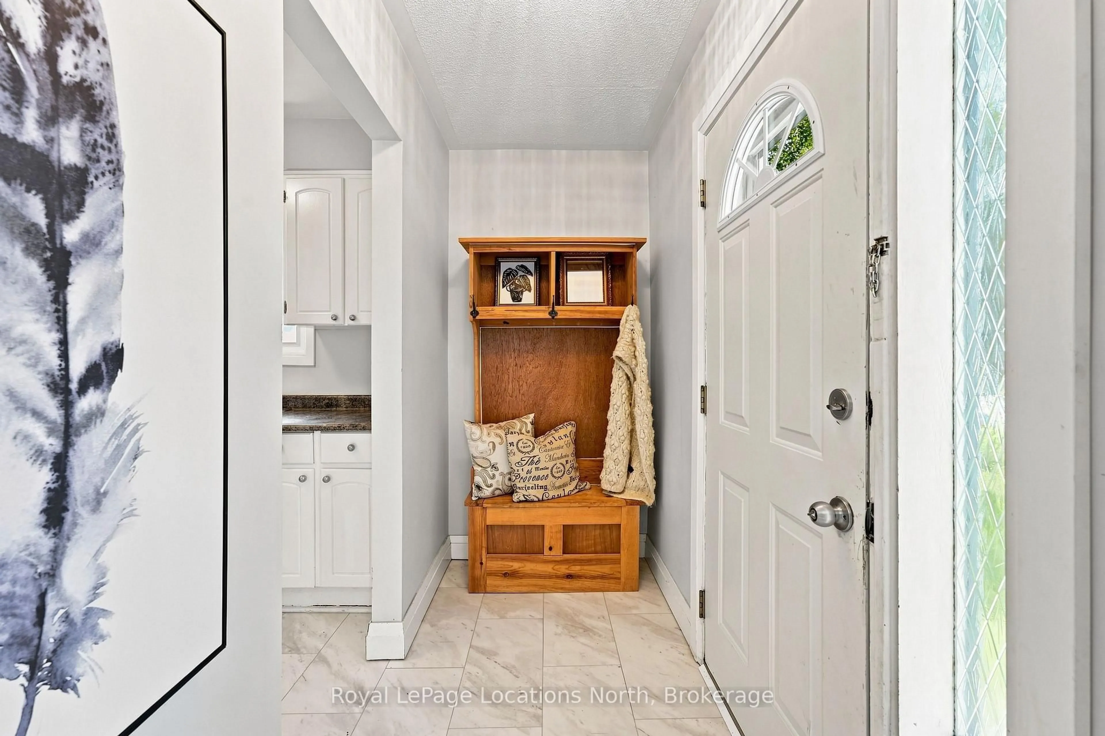 Indoor entryway for 32 Courtice Cres, Collingwood Ontario L9Y 4G1