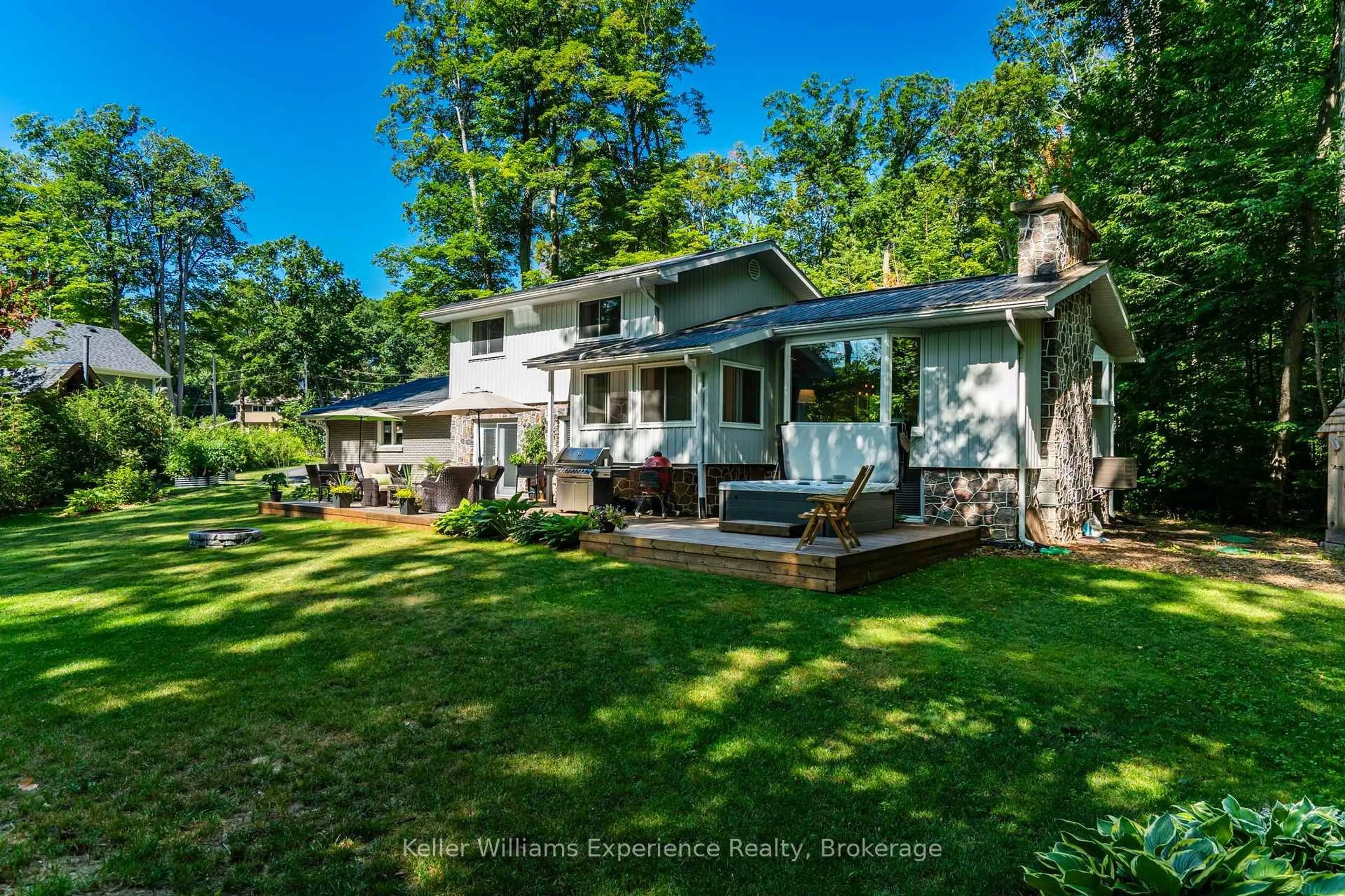 A pic from outside/outdoor area/front of a property/back of a property/a pic from drone, water/lake/river/ocean view for 469 Parkview Crt, Midland Ontario L4R 5G3