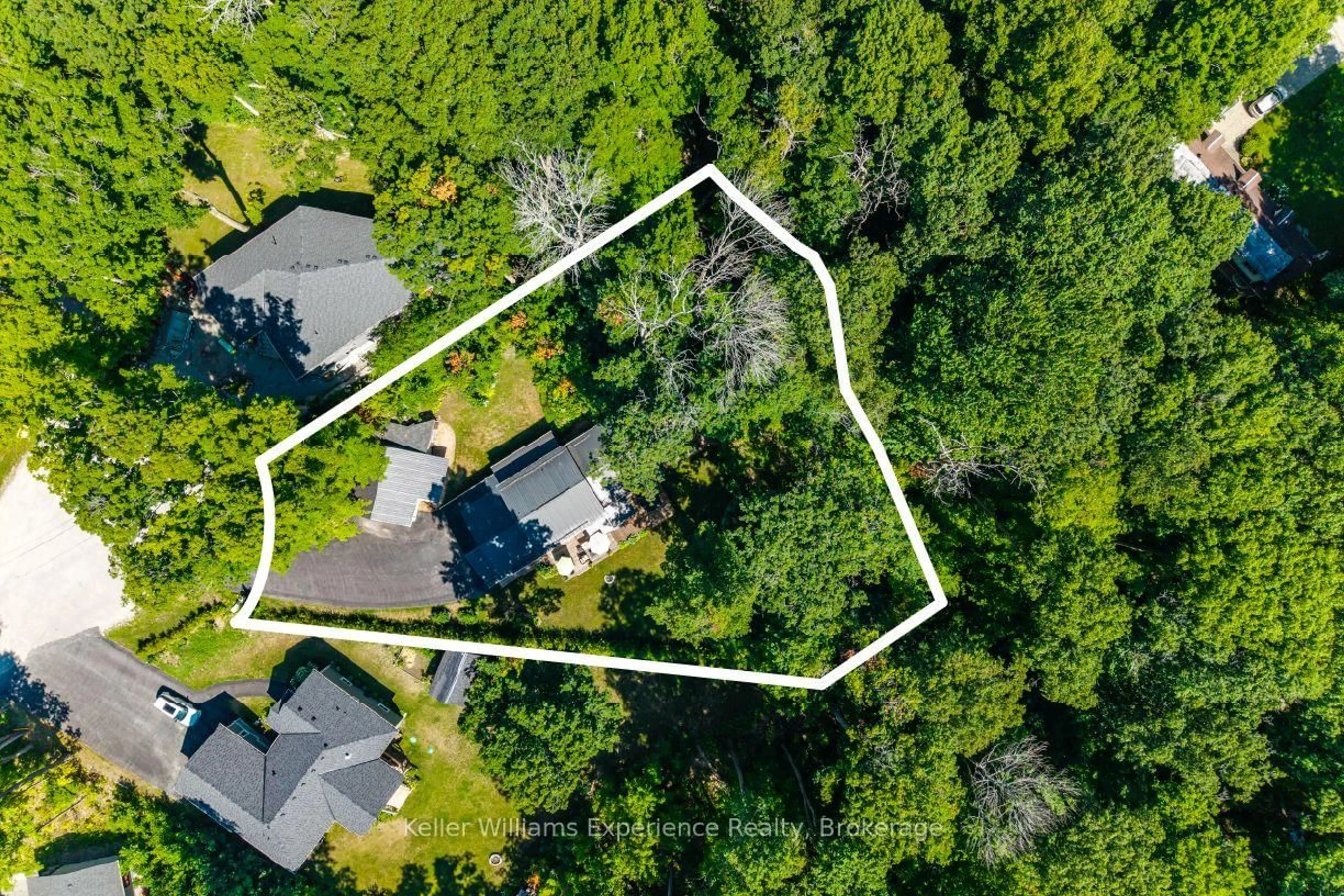 A pic from outside/outdoor area/front of a property/back of a property/a pic from drone, street for 469 Parkview Crt, Midland Ontario L4R 5G3