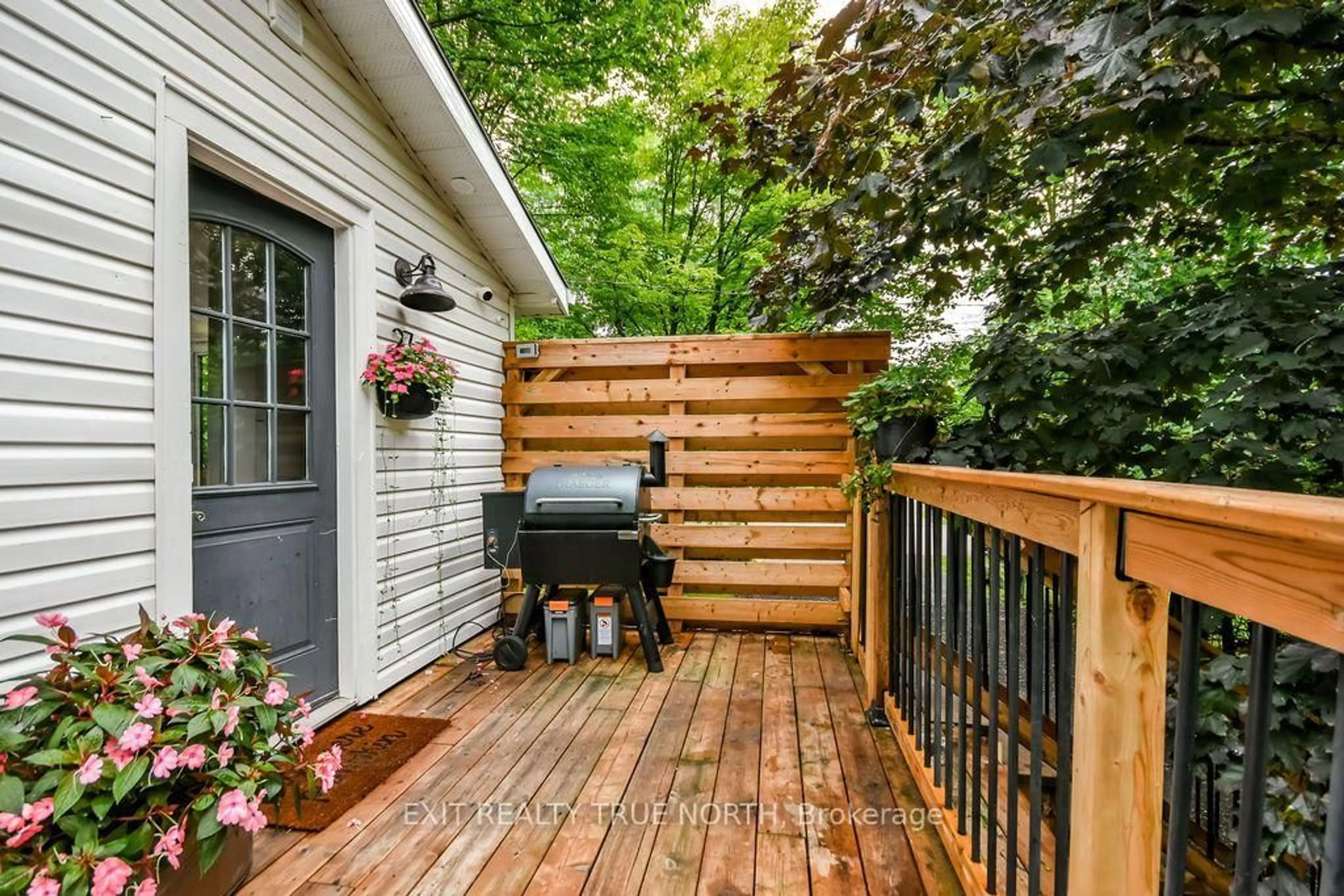 Patio, street for 27 Nida Dr, Tiny Ontario L9M 0B3