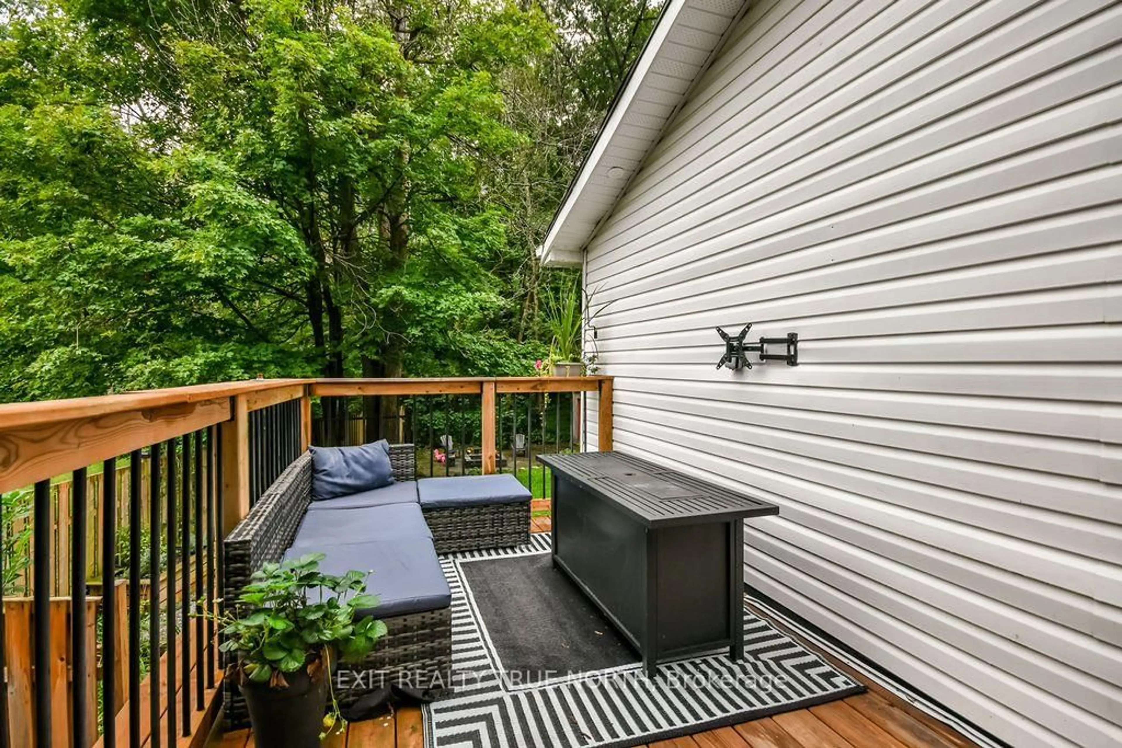 Patio, unknown for 27 Nida Dr, Tiny Ontario L9M 0B3