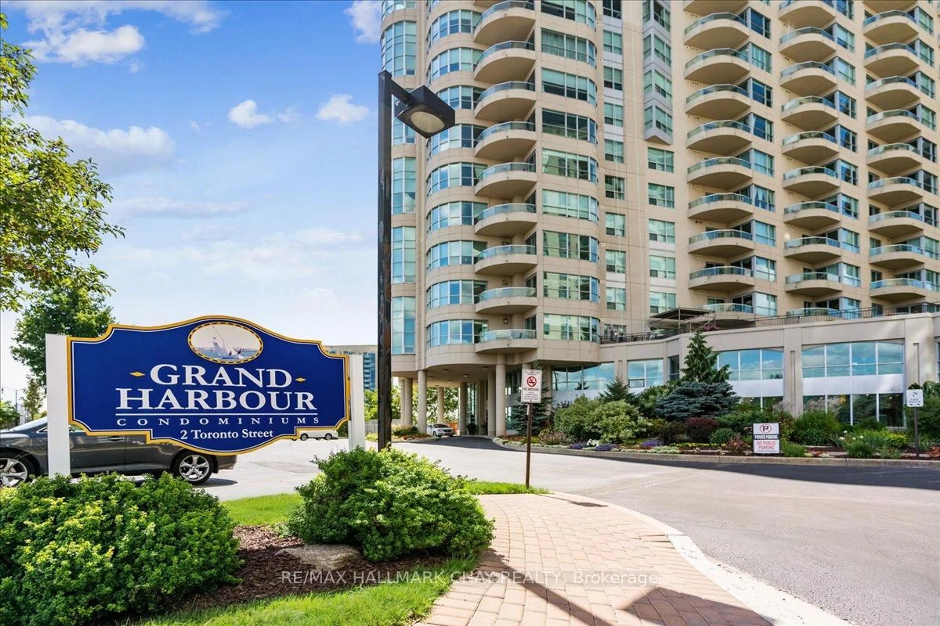 Indoor foyer for 2 Toronto St #1411, Barrie Ontario L4N 9R2