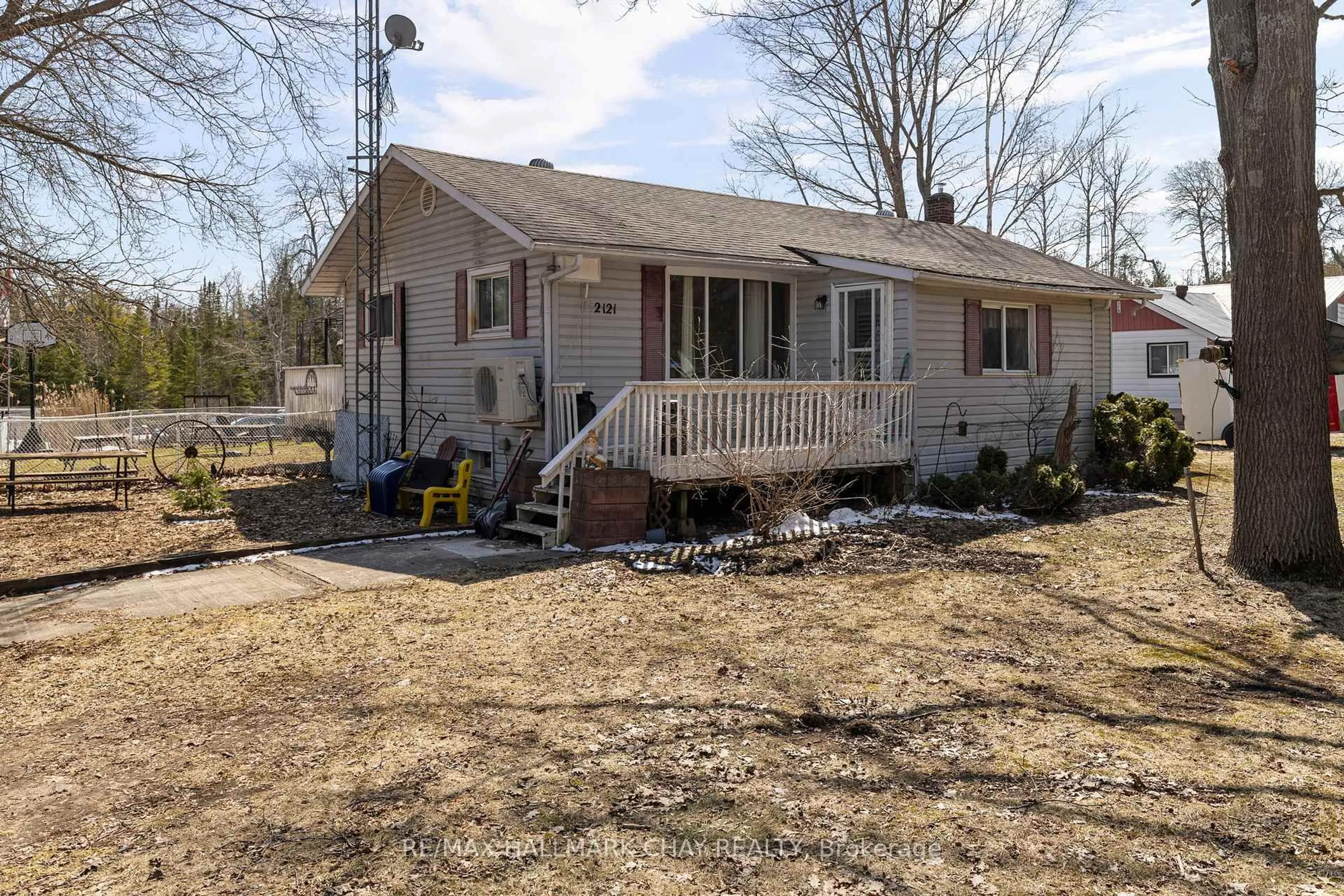 Home with vinyl exterior material, street for 2121 Klondike Park Rd, Wasaga Beach Ontario L9Z 2W9