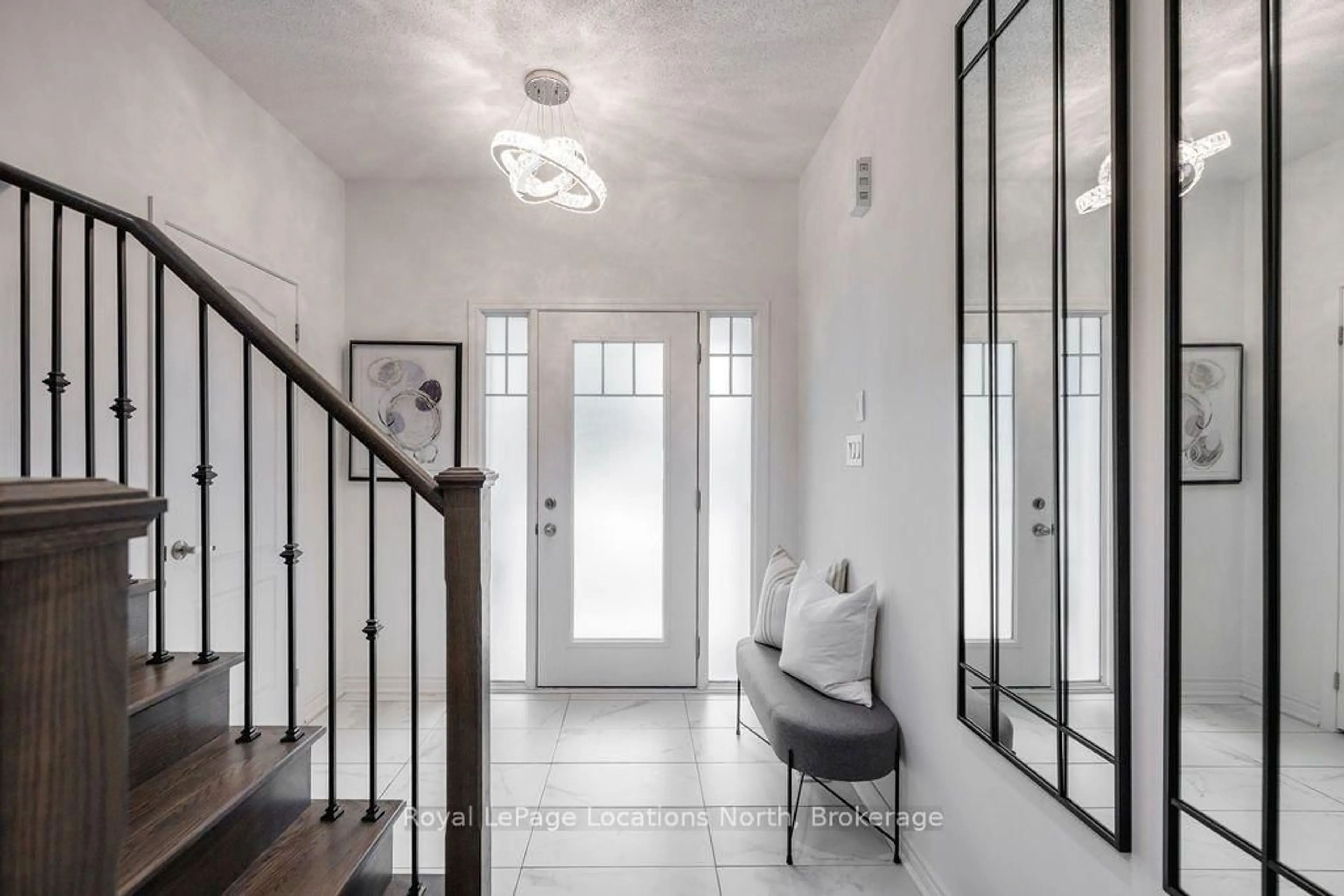 Indoor entryway for 11 Catamaran Dr, Wasaga Beach Ontario L9Z 0J2