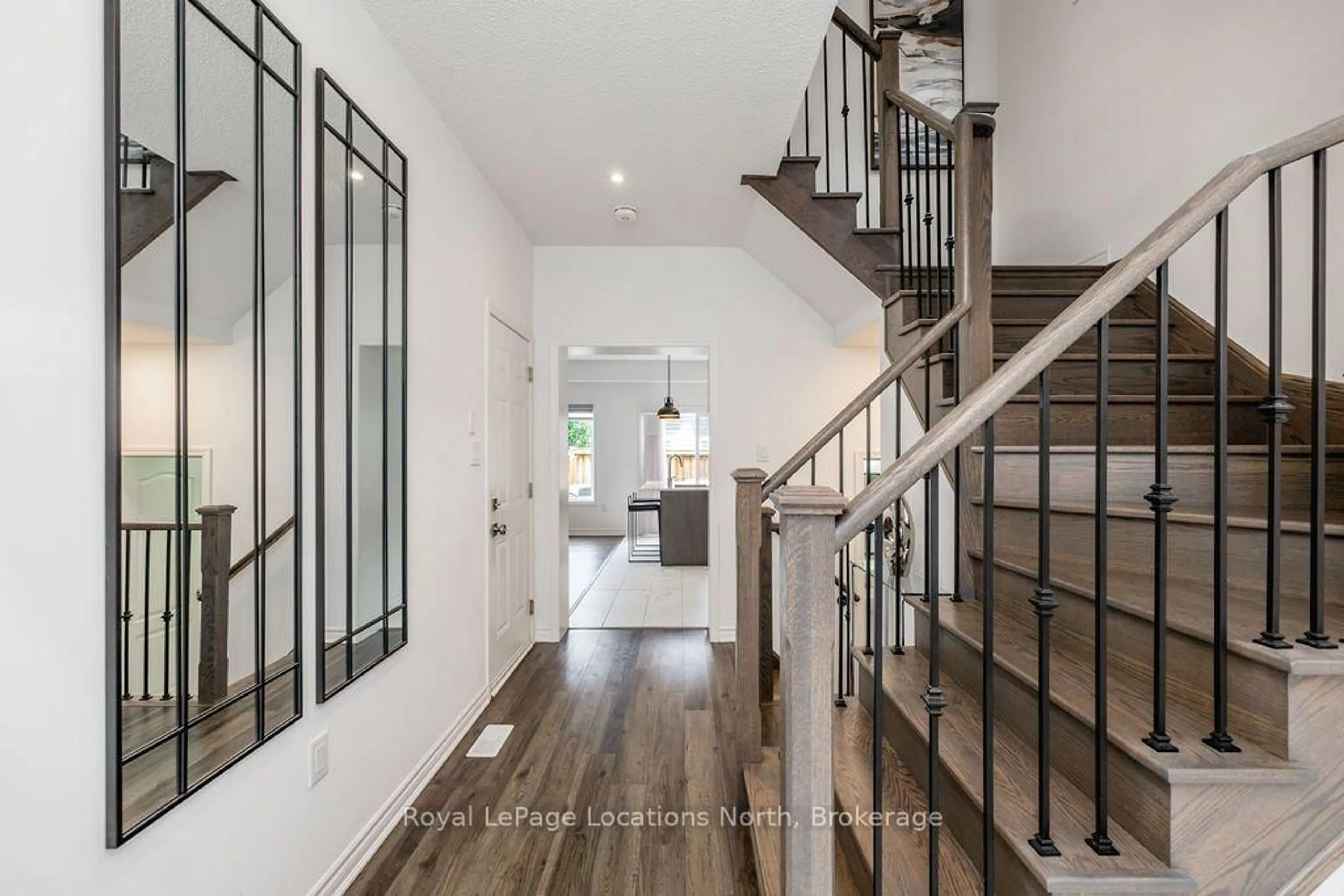 Indoor entryway for 11 Catamaran Dr, Wasaga Beach Ontario L9Z 0J2