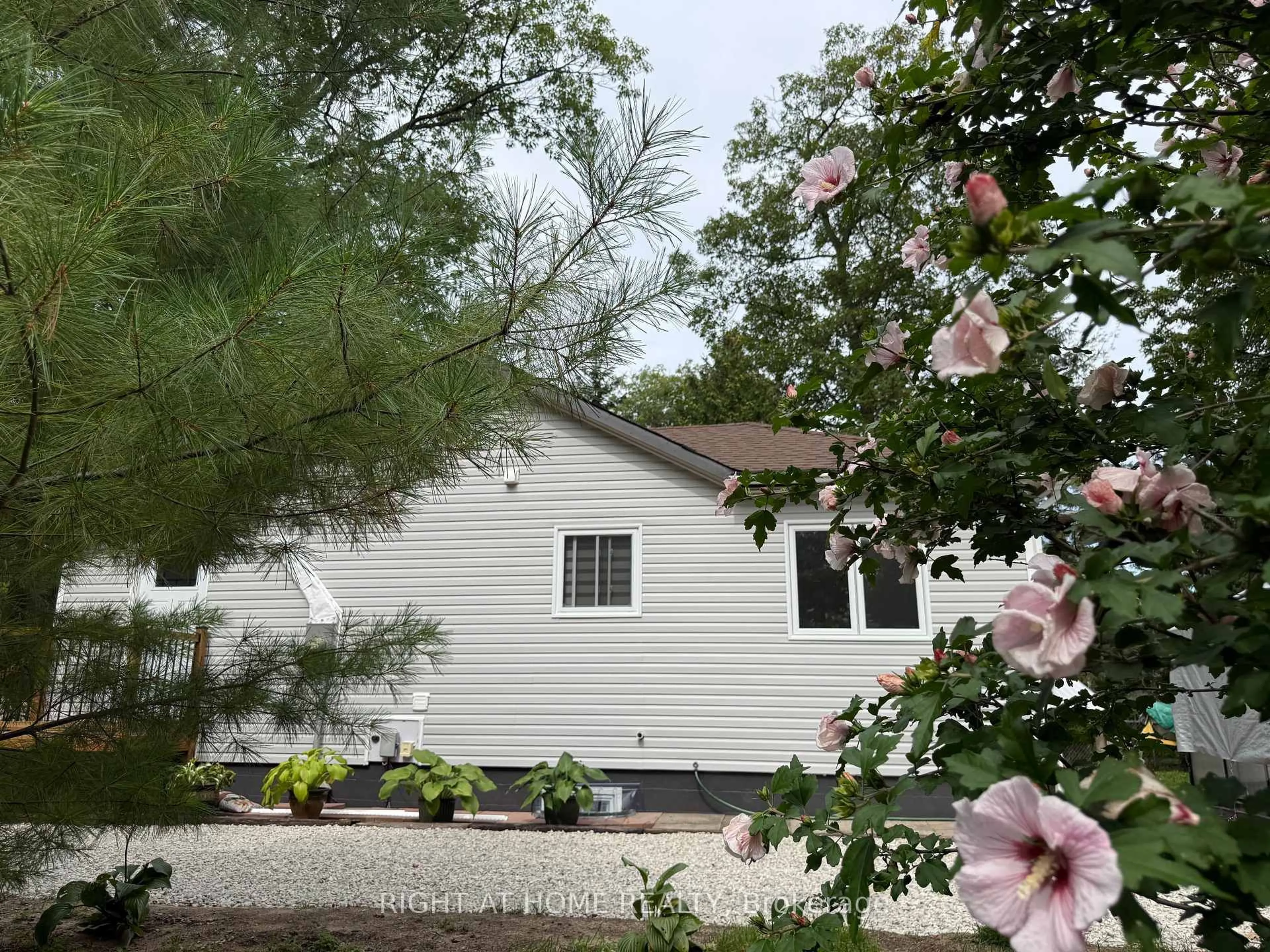 Home with vinyl exterior material, street for 605 Oxbow Park Dr, Wasaga Beach Ontario L9Z 2T9