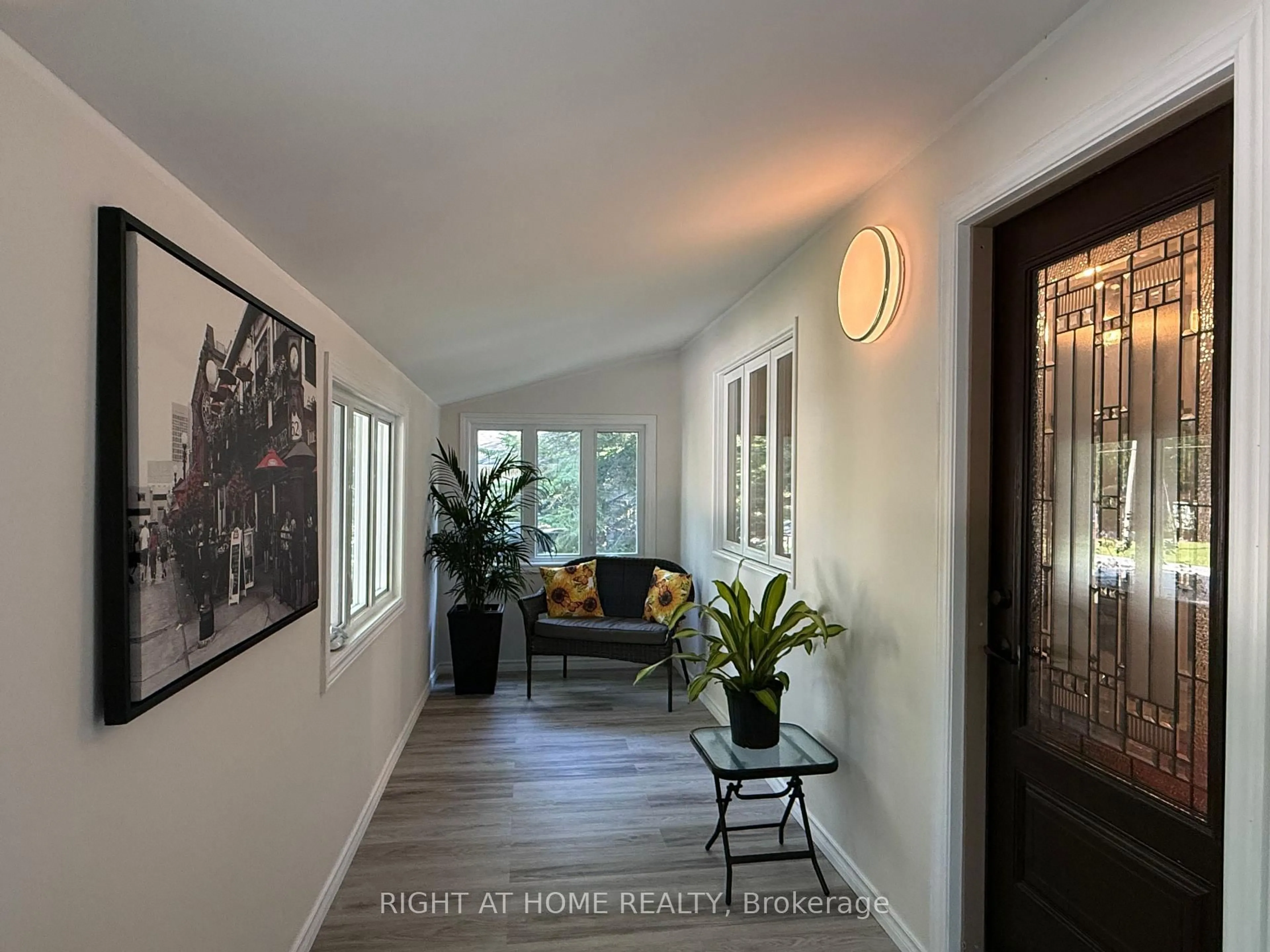 Indoor entryway for 605 Oxbow Park Dr, Wasaga Beach Ontario L9Z 2T9