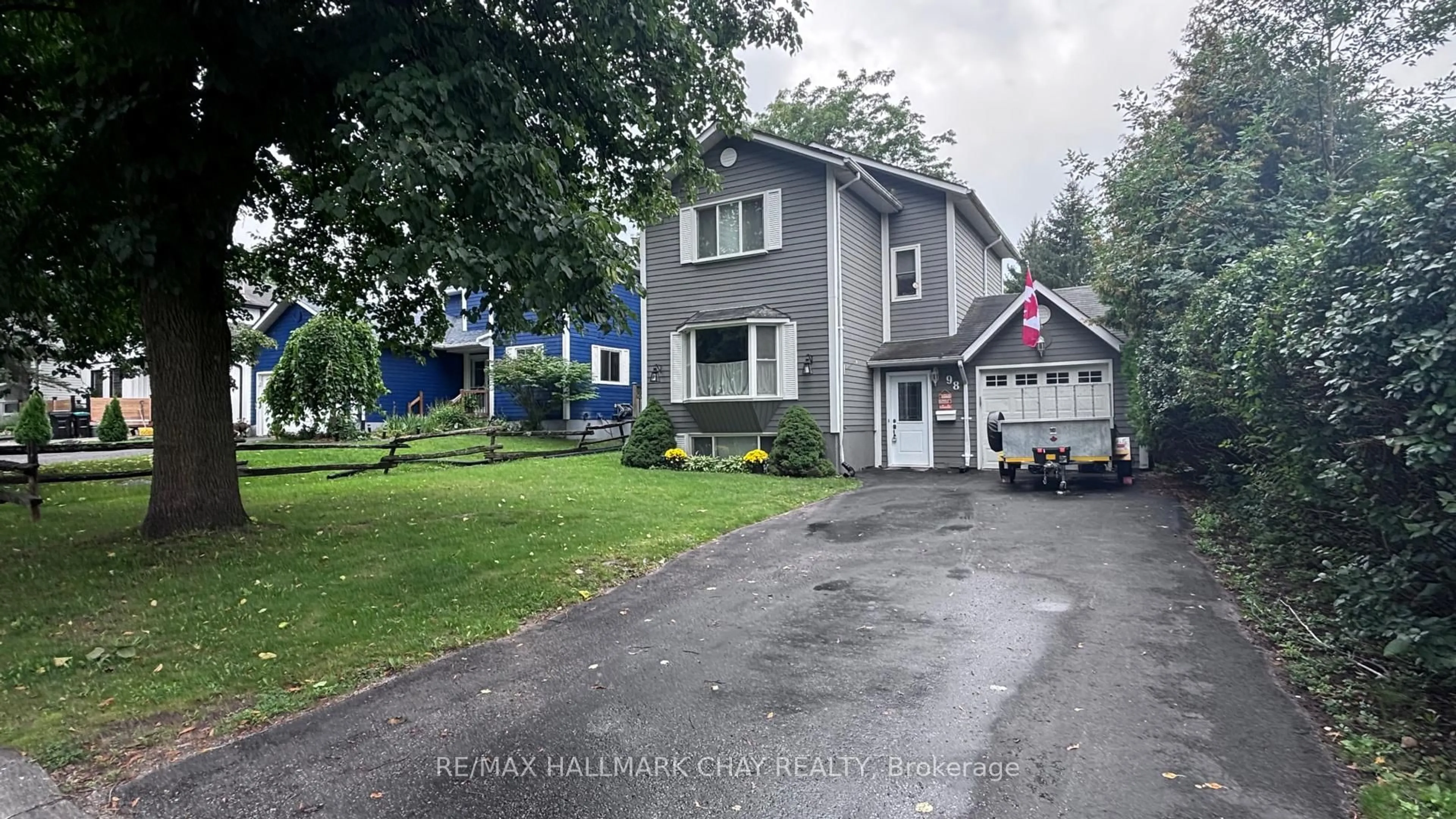 A pic from outside/outdoor area/front of a property/back of a property/a pic from drone, street for 98 Elizabeth St, Barrie Ontario L4N 6P3
