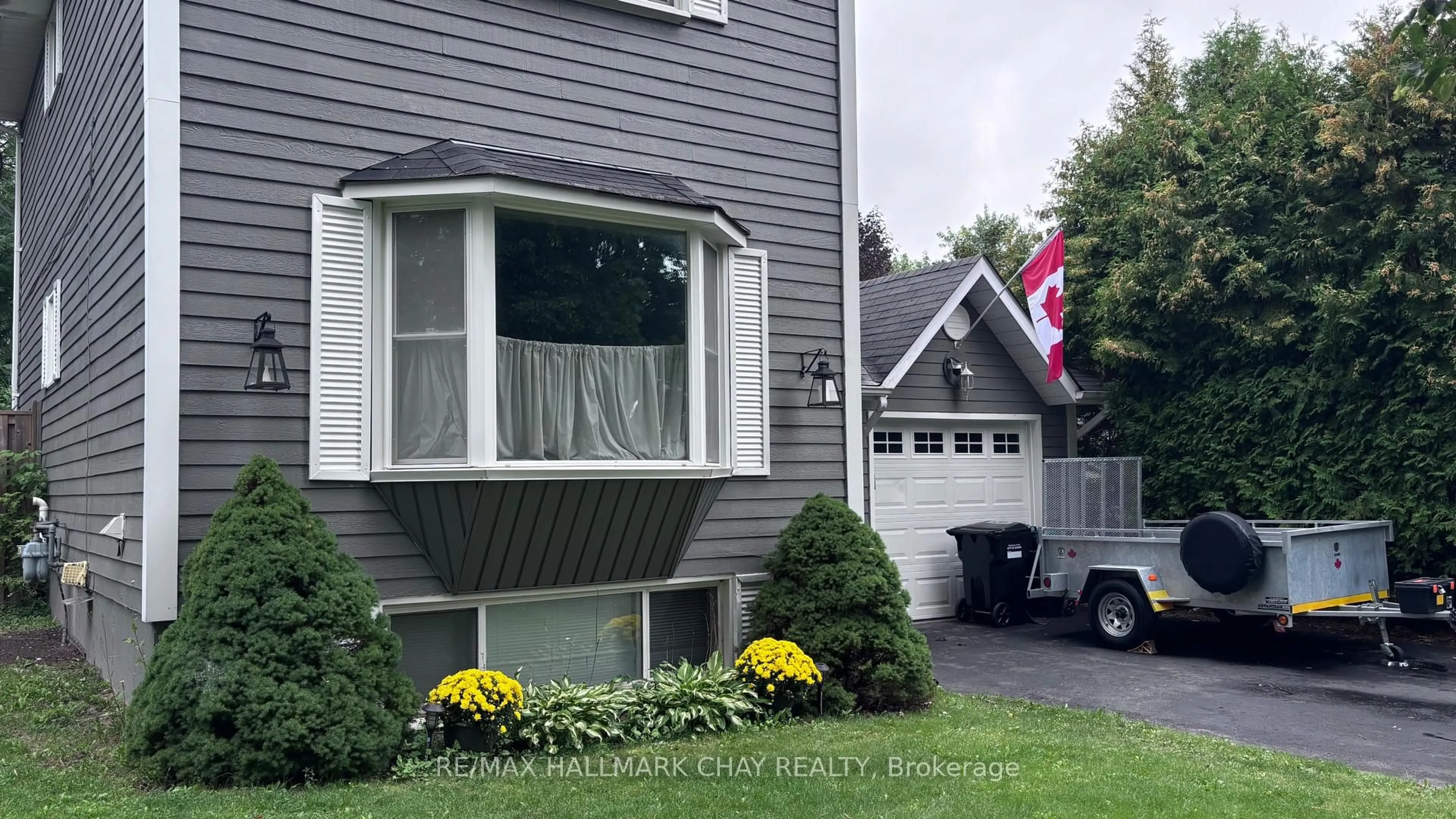 Home with vinyl exterior material, street for 98 Elizabeth St, Barrie Ontario L4N 6P3