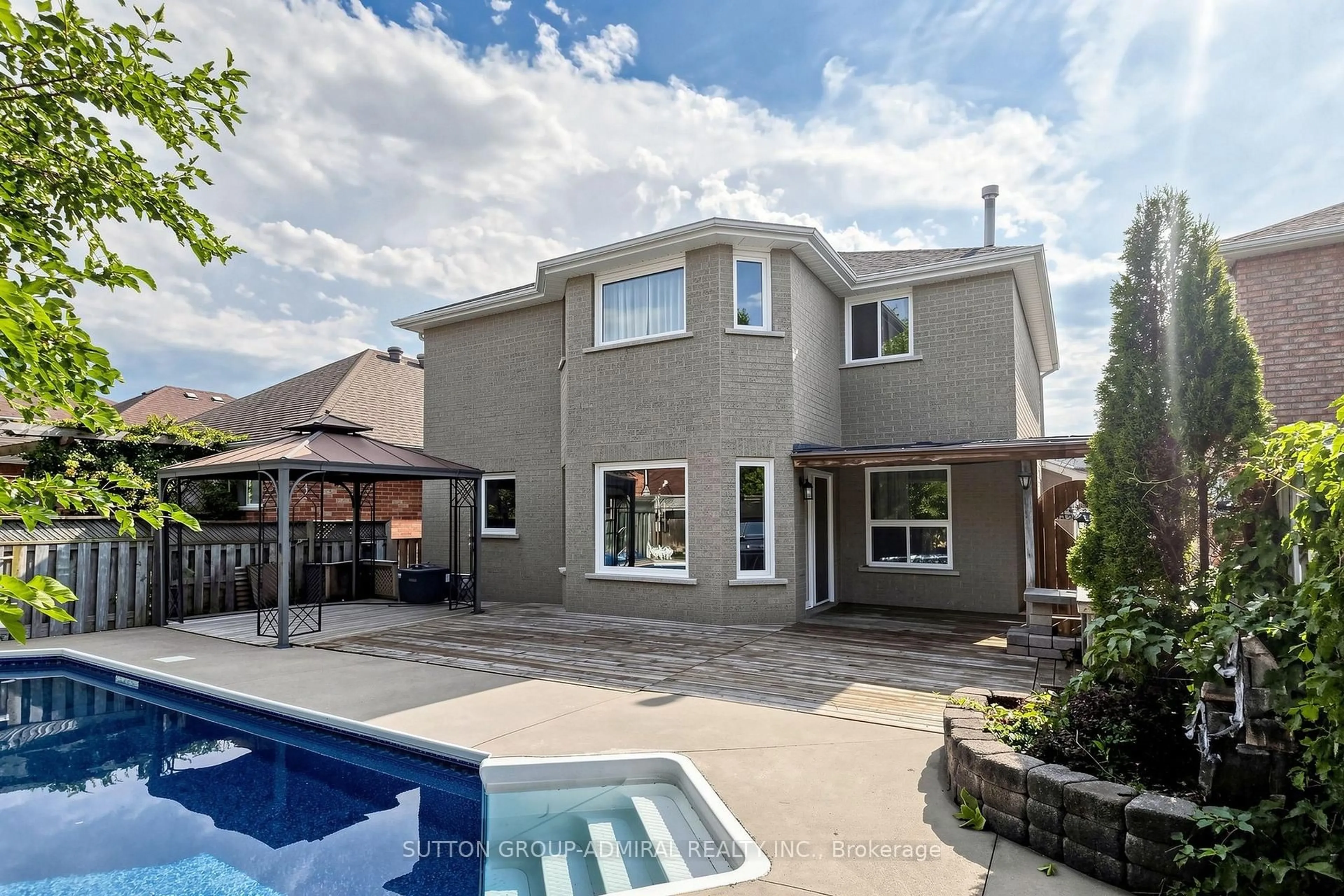 A pic from outside/outdoor area/front of a property/back of a property/a pic from drone, street for 38 Felt Cres, Barrie Ontario L4N 8V1