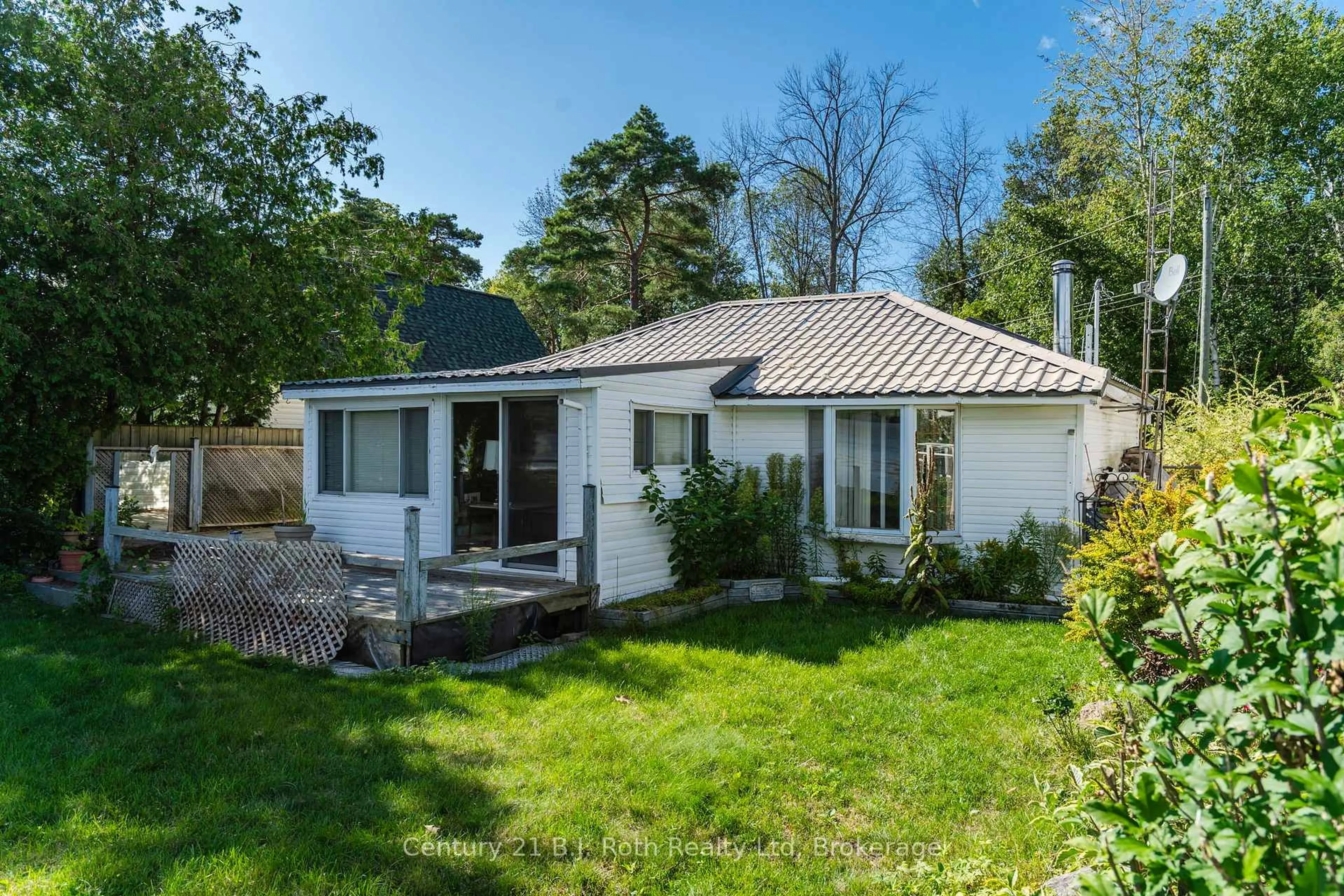 A pic from outside/outdoor area/front of a property/back of a property/a pic from drone, street for 15 Bow Rd, Tiny Ontario L9M 0B3